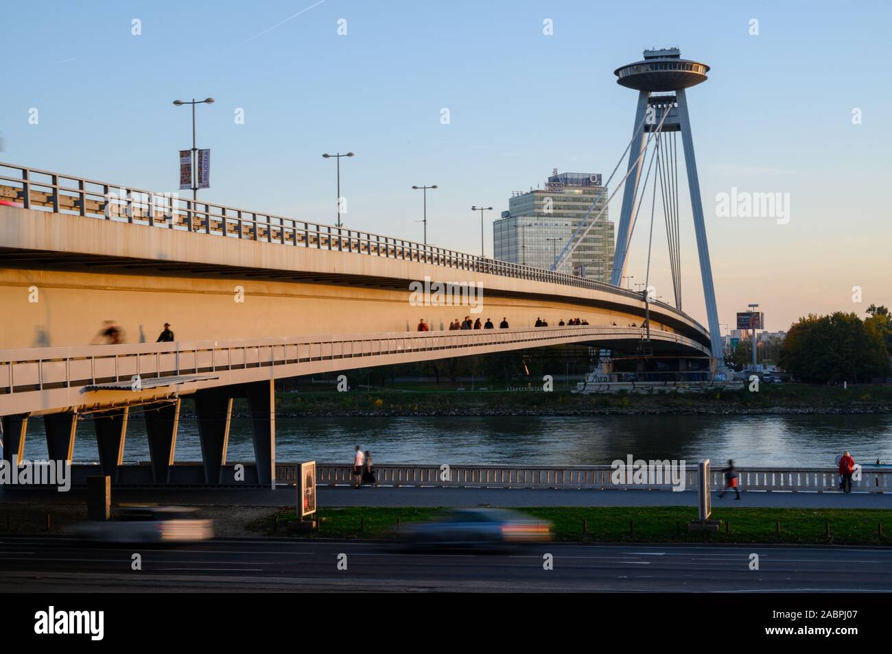 Bratislava, Slovacchia. 2019/10/21. La SNP ponte che attraversa il fiume Danubio a Bratislava. SNP è una abbreviazione slovacca per Rivolta Nazionale Slovacca. Foto Stock