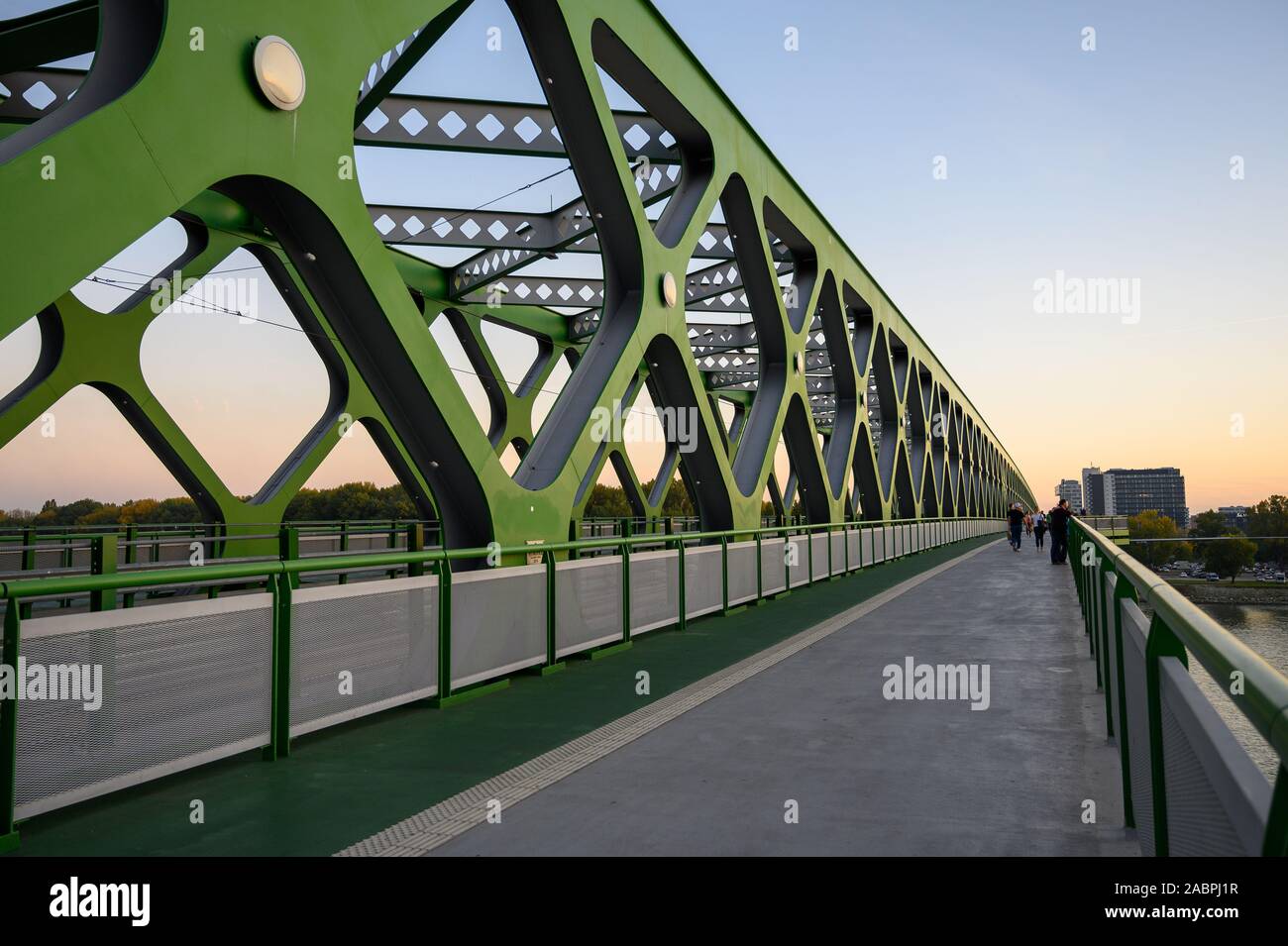 Bratislava, Slovacchia. 2019/10/21. 'Stary più" (Ponte Vecchio) che attraversano il fiume Danubio. Il ponte è per i pedoni e i ciclisti e i tram. Foto Stock