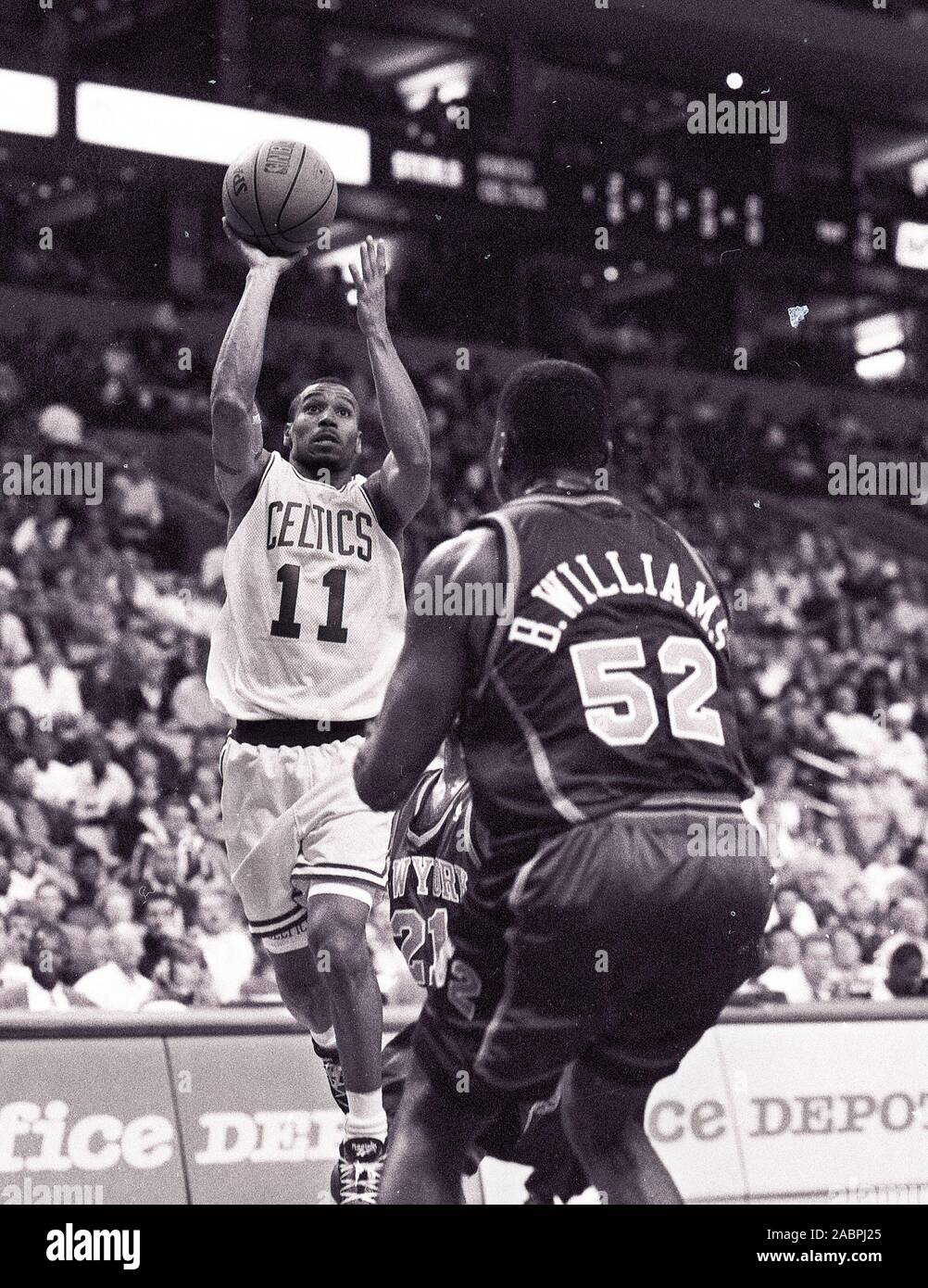 Boston Celtics Dana Barros spara la sfera contro NY Knicks B. Williams nel gioco del basket azione al centro della flotta in Boston MA USA 1997 foto di bill belknap Foto Stock