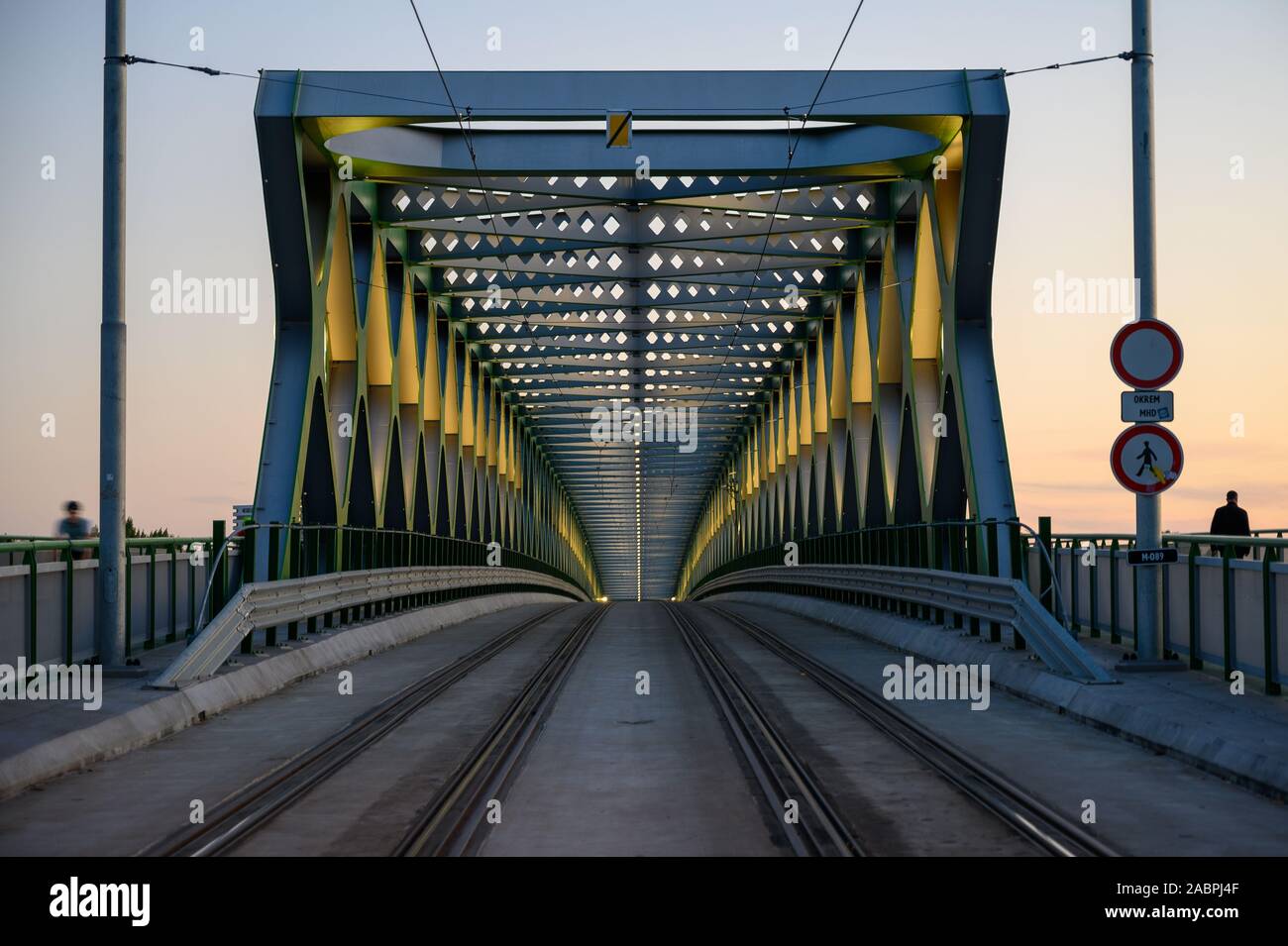 Bratislava, Slovacchia. 2019/10/21. 'Stary più" (Ponte Vecchio) che attraversano il fiume Danubio. Il ponte è per i pedoni e i ciclisti e i tram. Foto Stock