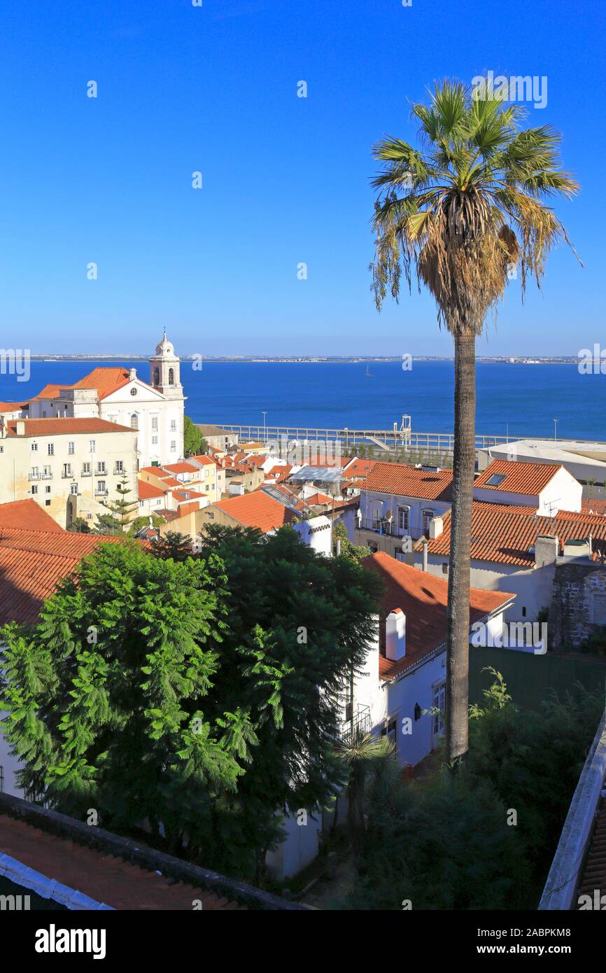 Miradouro das Portas do Sol si affaccia Alfama e la nuova nave da crociera terminale, Lisbona, Portogallo. Foto Stock