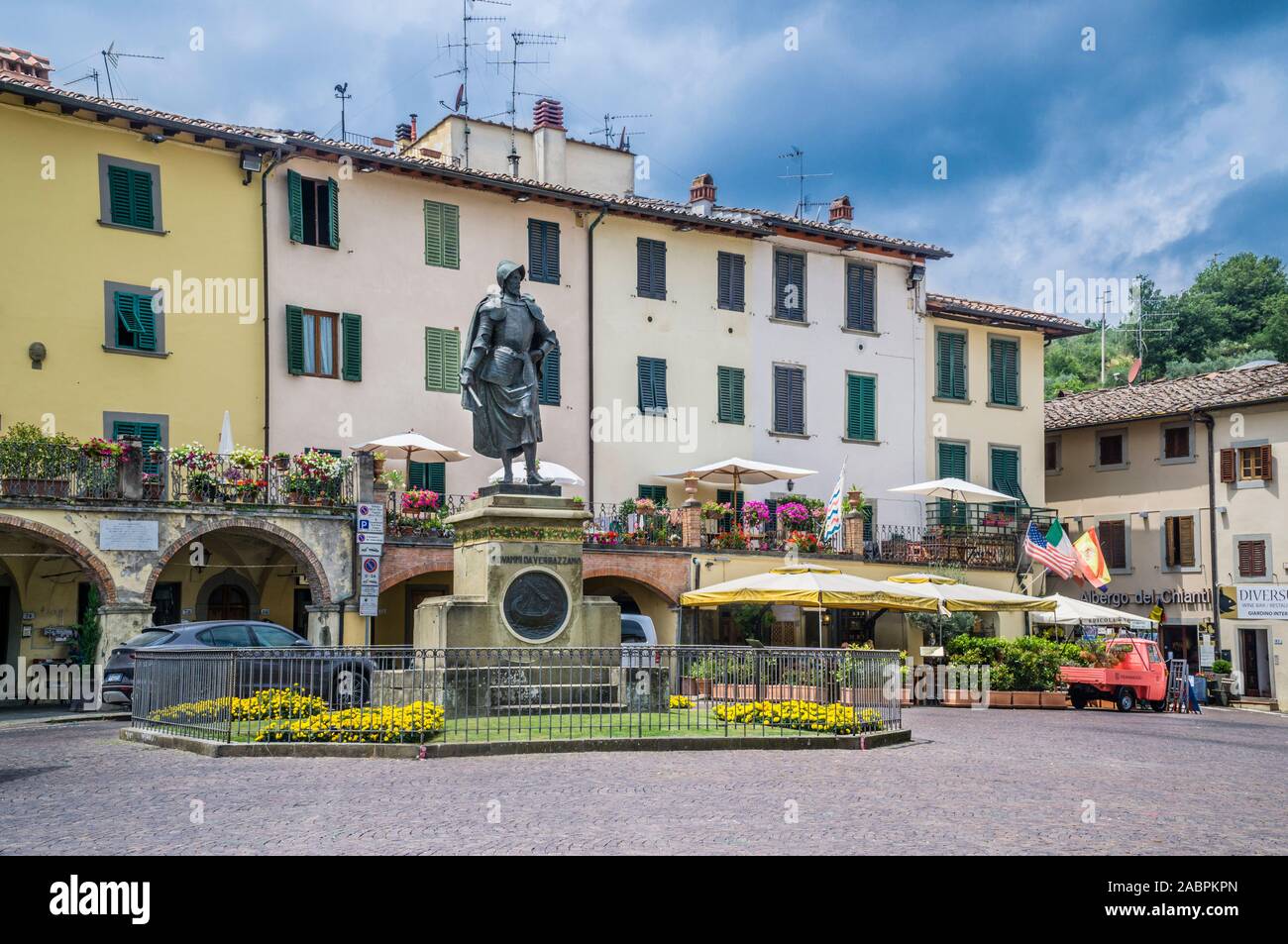Piazza Giacomo Matteotti, il principale sqaure di Greve in Chianti, con la statua di Giovanni da Verrazzano fu l italiano explorer della costa atlantica del Foto Stock