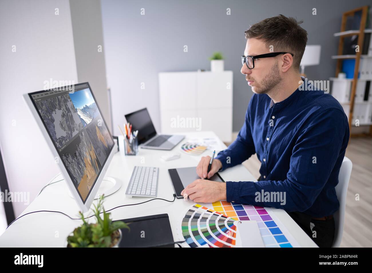 Vista posteriore di un Uomo al lavoro su 3D orizzontale sul computer in ufficio Foto Stock