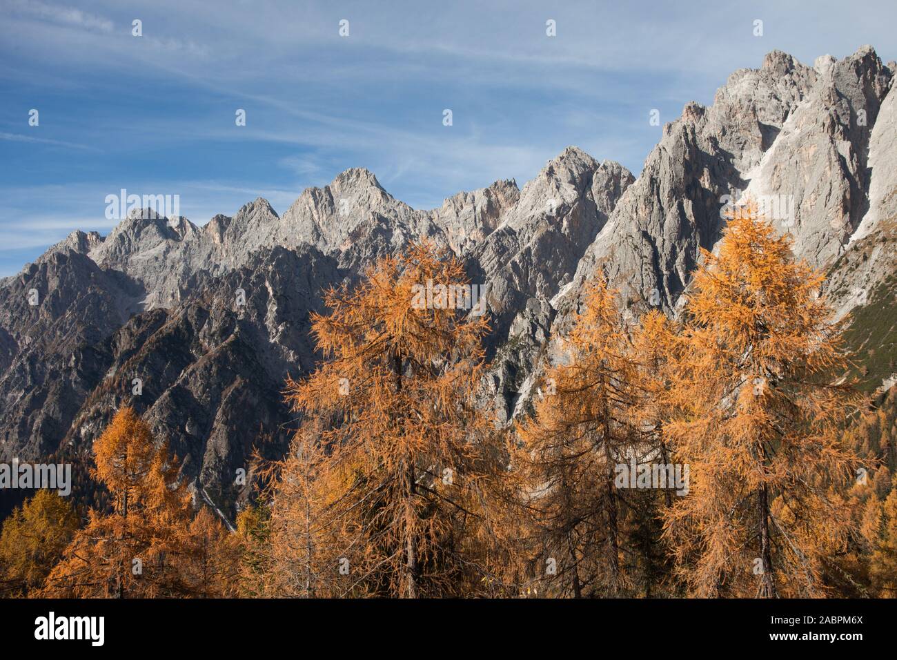 Veduta autunnale sulle Marmarole nelle Dolomiti a caduta Foto Stock