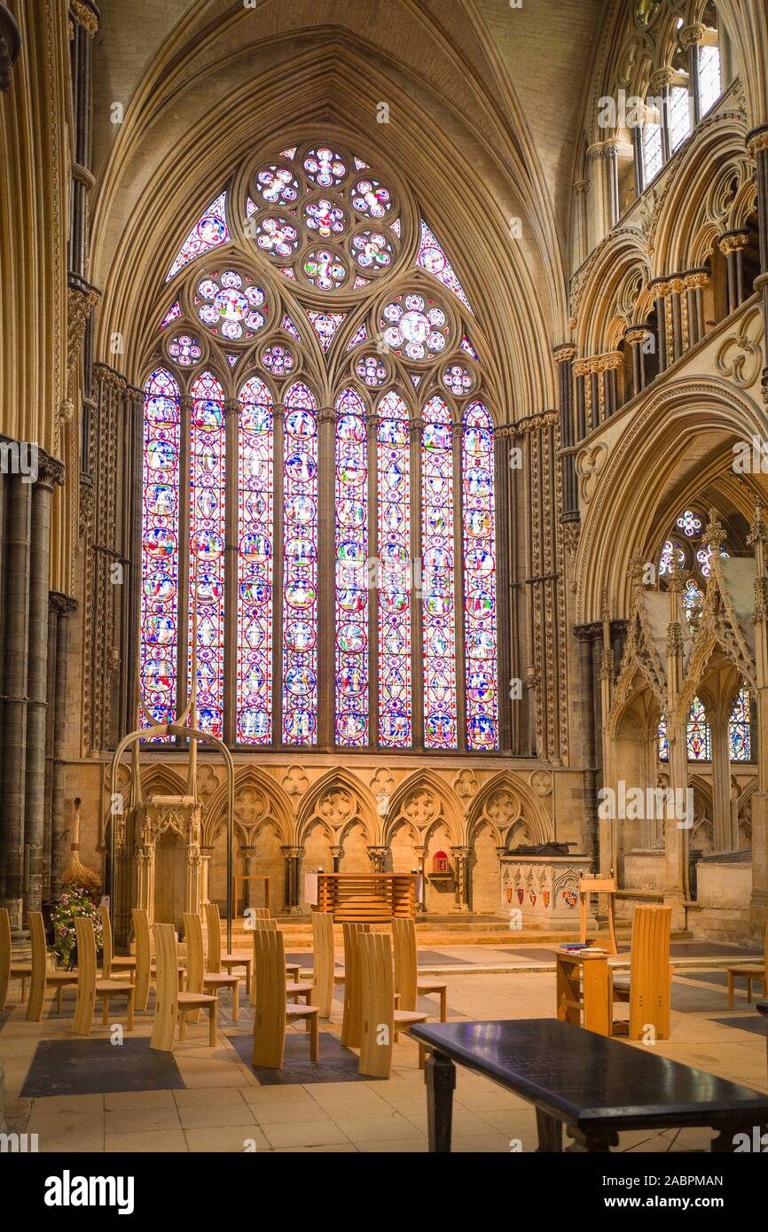 Interni e finestra orientale nella Cattedrale di Lincoln in Lincolnshire England Regno Unito Foto Stock