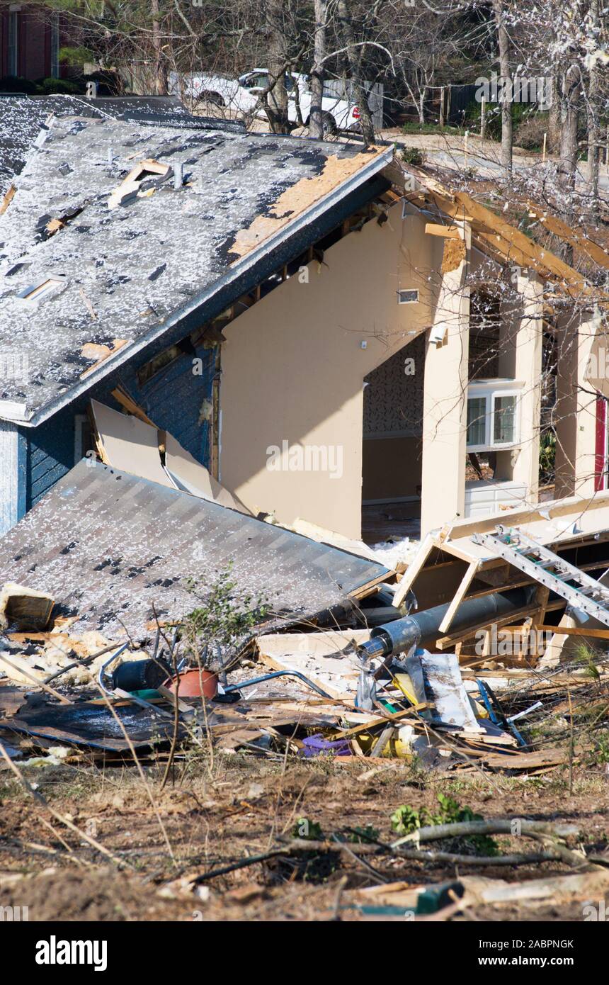 Una stagione primaverile tornado ripped attraverso questo quartiere e a sinistra un sentiero di distruzione. Questo telaio in legno casa doveva essere livellato. Foto Stock