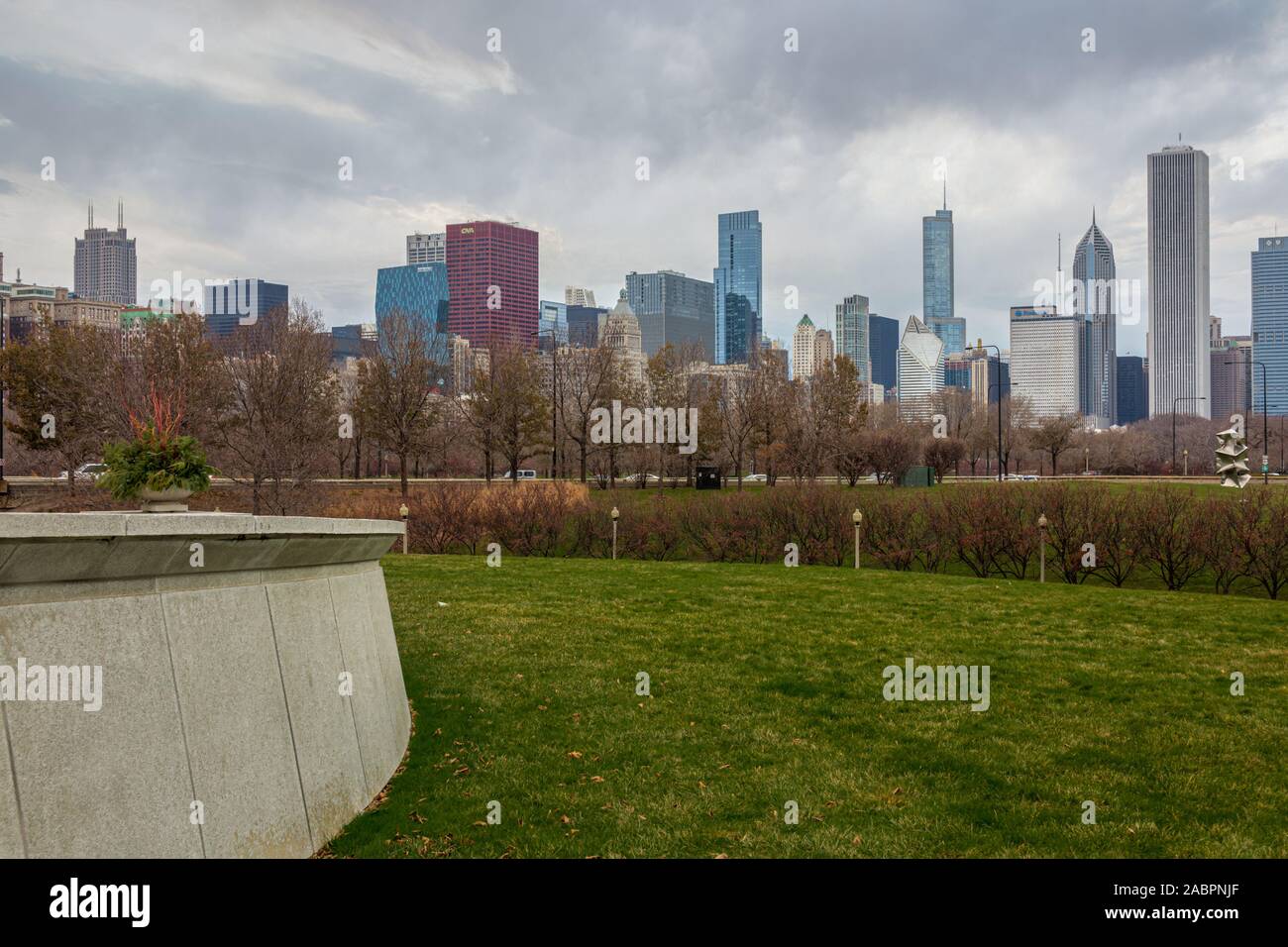 Chicago Skyline dal prato al Field Museum vista della luce del giorno con le nuvole nel cielo Foto Stock