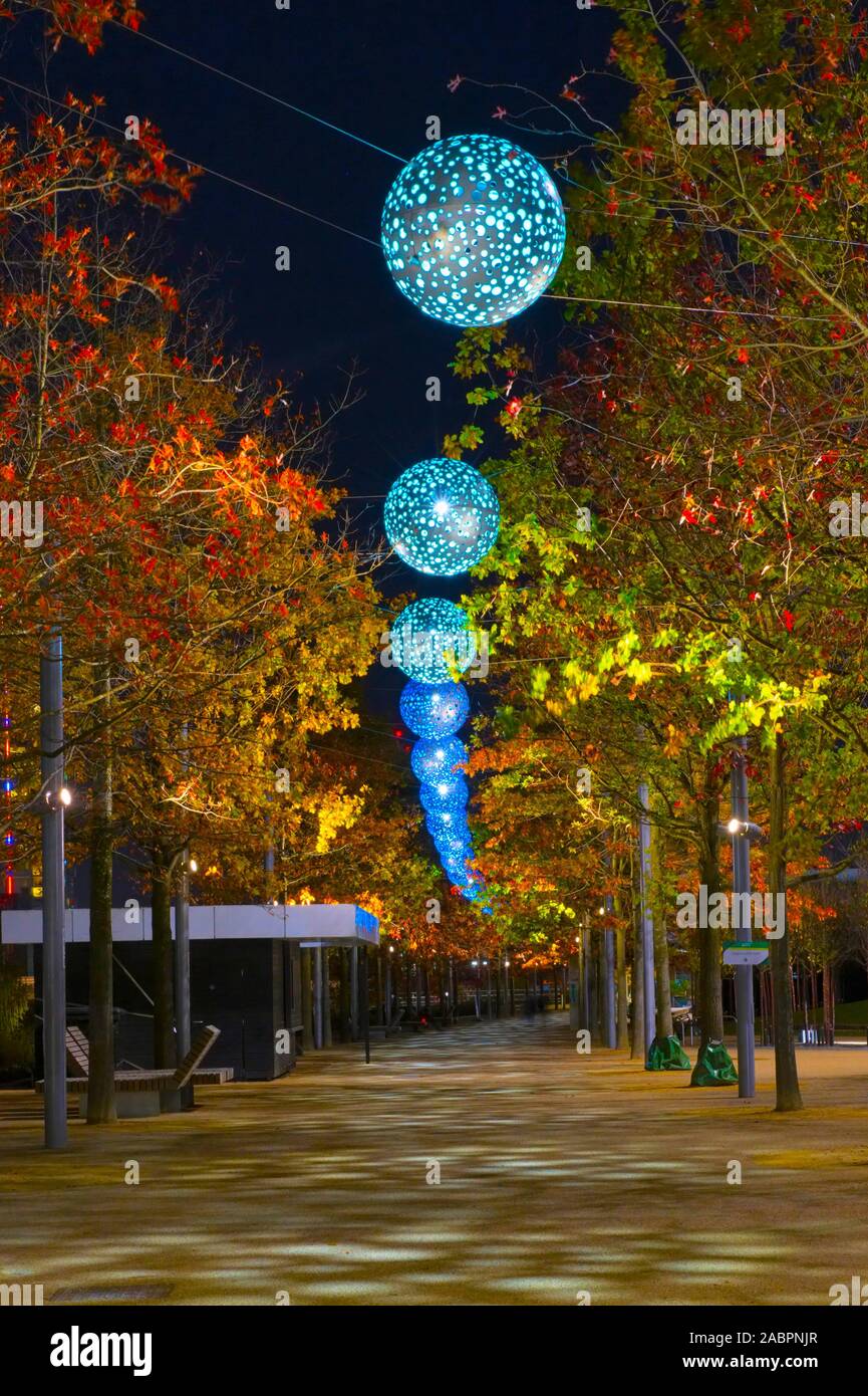 Questo splendido viale alberato è illuminato dalla modifica colore lanterne e fa parte del 2012 Parco Olimpico di Stratford, Londra. Foto Stock