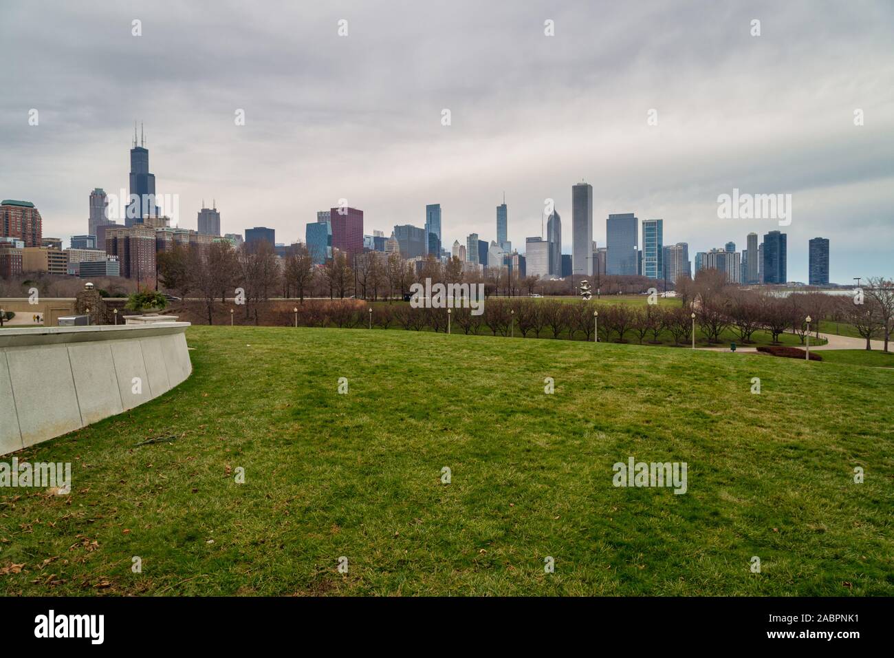 Chicago Skyline dal prato al Field Museum vista della luce del giorno con le nuvole nel cielo Foto Stock