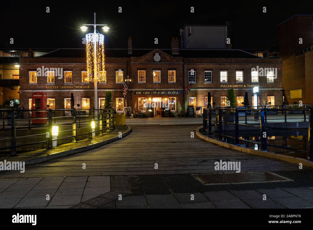 La vecchia casa doganale Pub di Gunwharf Quays Portsmouth durante la notte un Fuller Smith & Turner pub Foto Stock