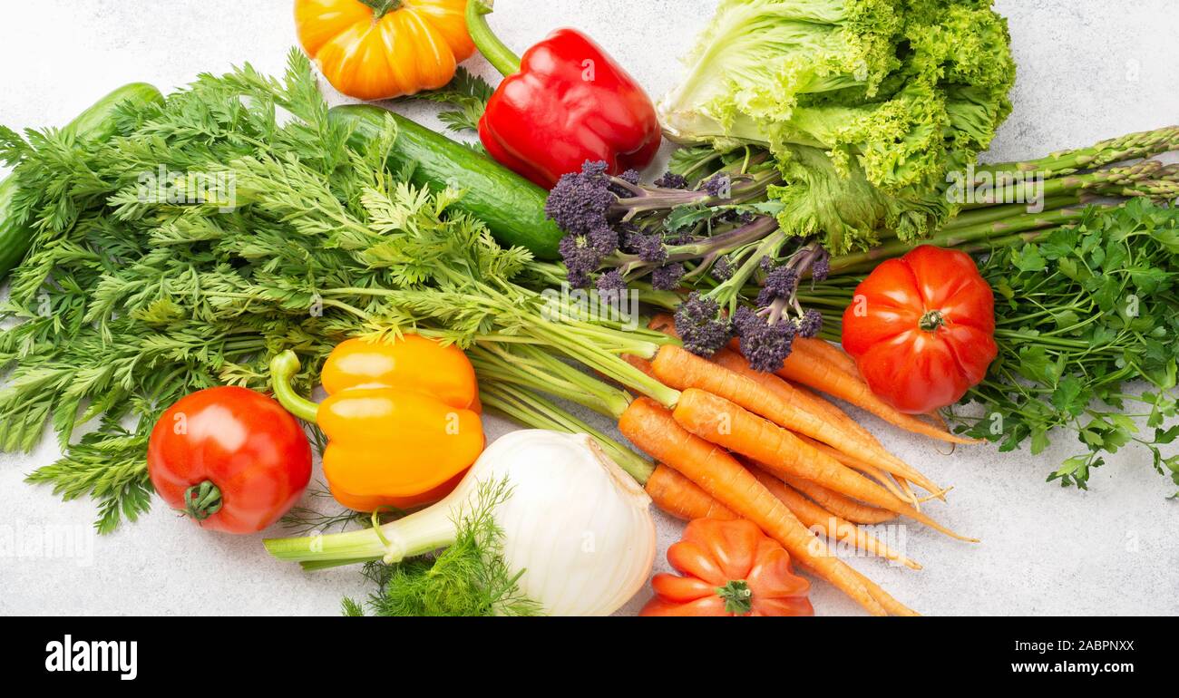 Materie fresche verdure organiche su off lo sfondo bianco, vista dall'alto, banner messa a fuoco selettiva Foto Stock