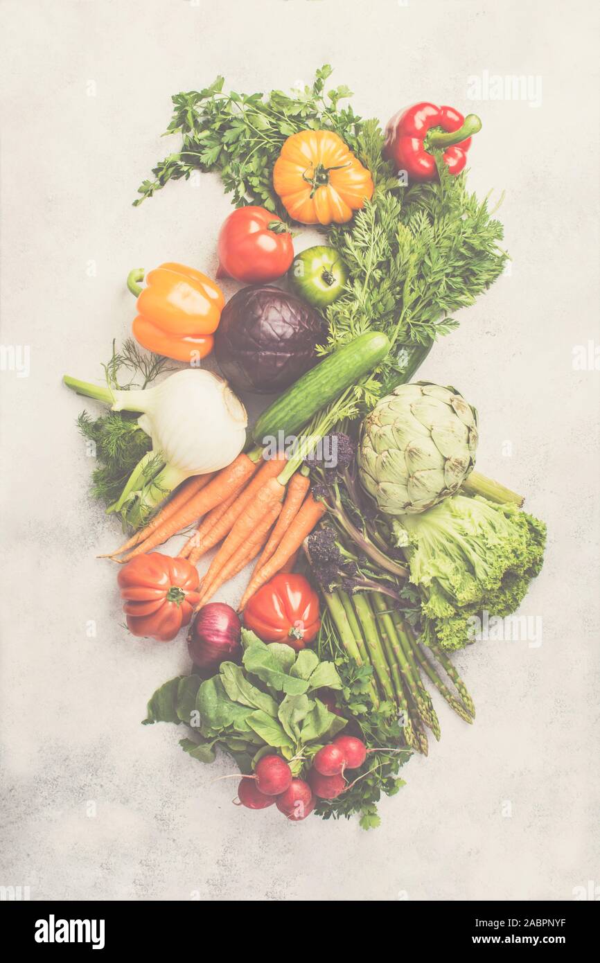 Materie fresche verdure organiche disposizione carote Cavolo broccoli asparagi pepe finocchio insalata di pomodori su off lo sfondo bianco, vista dall'alto, tonica, il fuoco selettivo Foto Stock