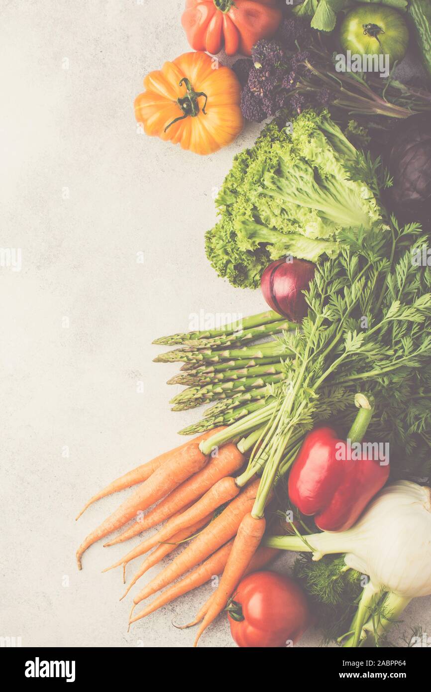 Materie fresche verdure organiche su off lo sfondo bianco, copia di spazio, il fuoco selettivo Foto Stock