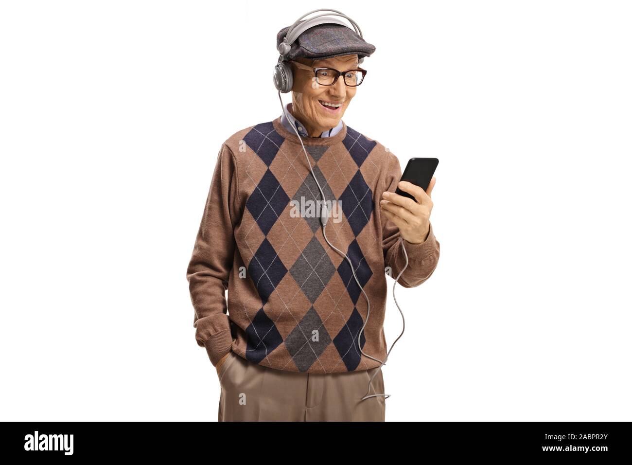 Uomo anziano ascolto della musica da un telefono cellulare con le cuffie isolato su sfondo bianco Foto Stock