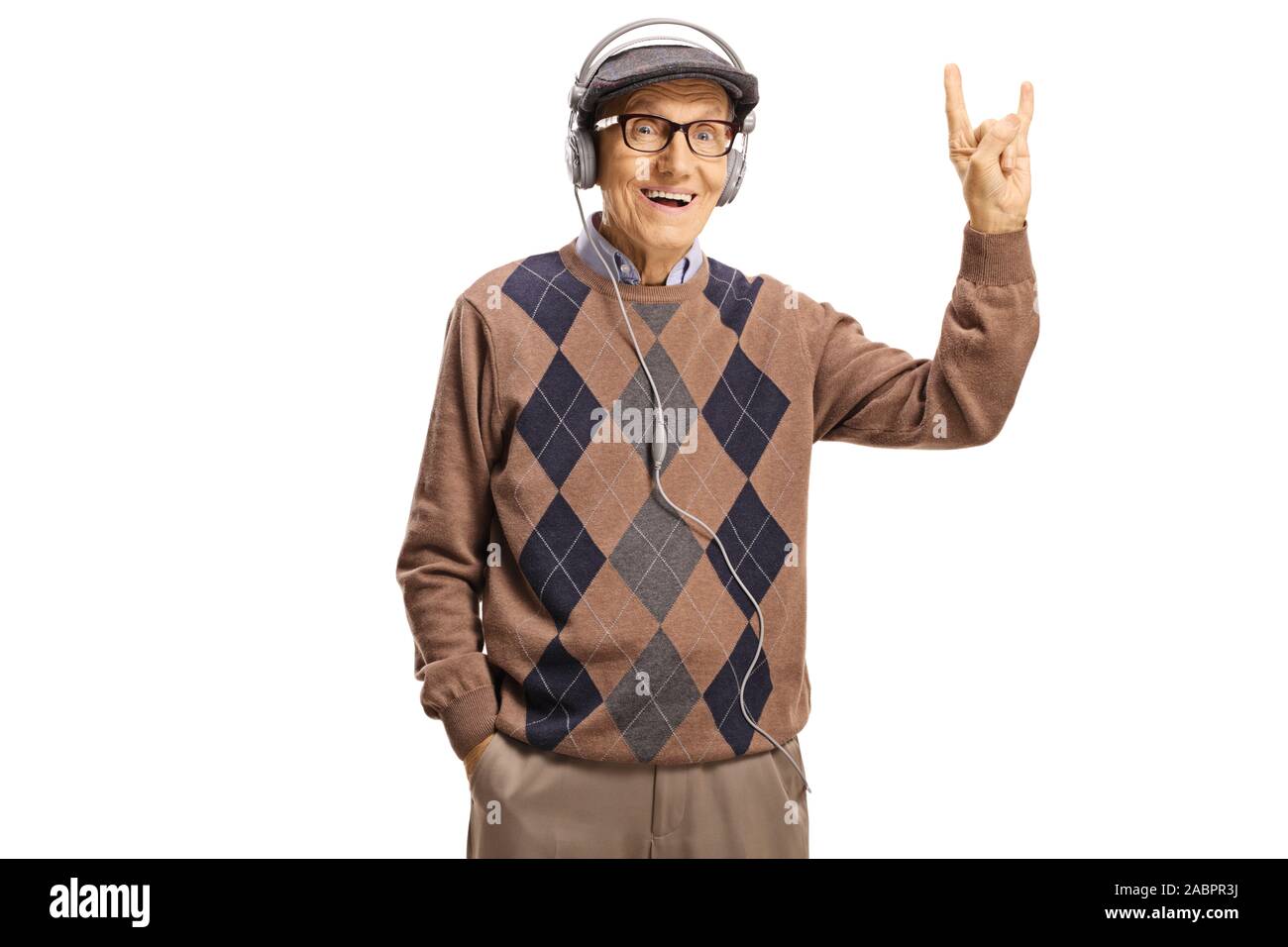 Anziano gentiluomo con le cuffie rendendo un rock and roll segno isolato su sfondo bianco Foto Stock