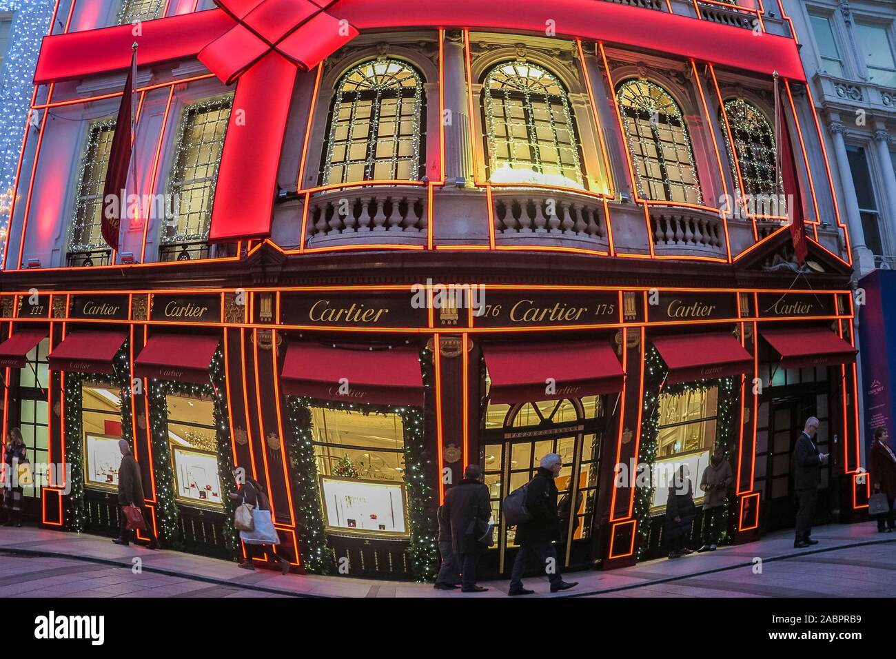 Le decorazioni di Natale coprire il negozio di Cartier in Old Bond Street, Londra Foto Stock