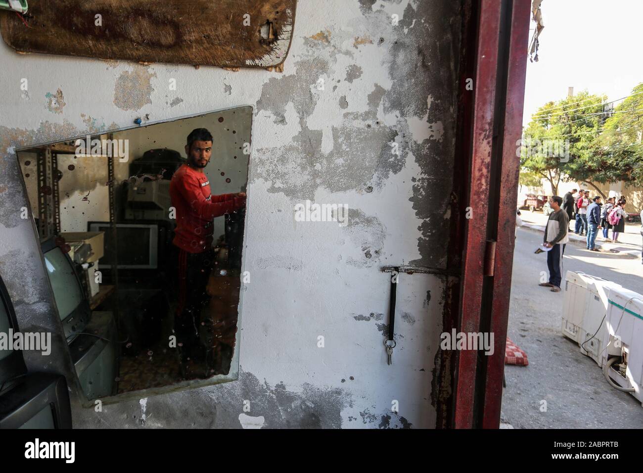 Un uomo palestinese la riparazione di elettrodomestici di fronte al suo negozio di Khan Younis, sud della striscia di Gaza, il Nov 28, 2019. Foto di Abed Rahim Khatib Foto Stock