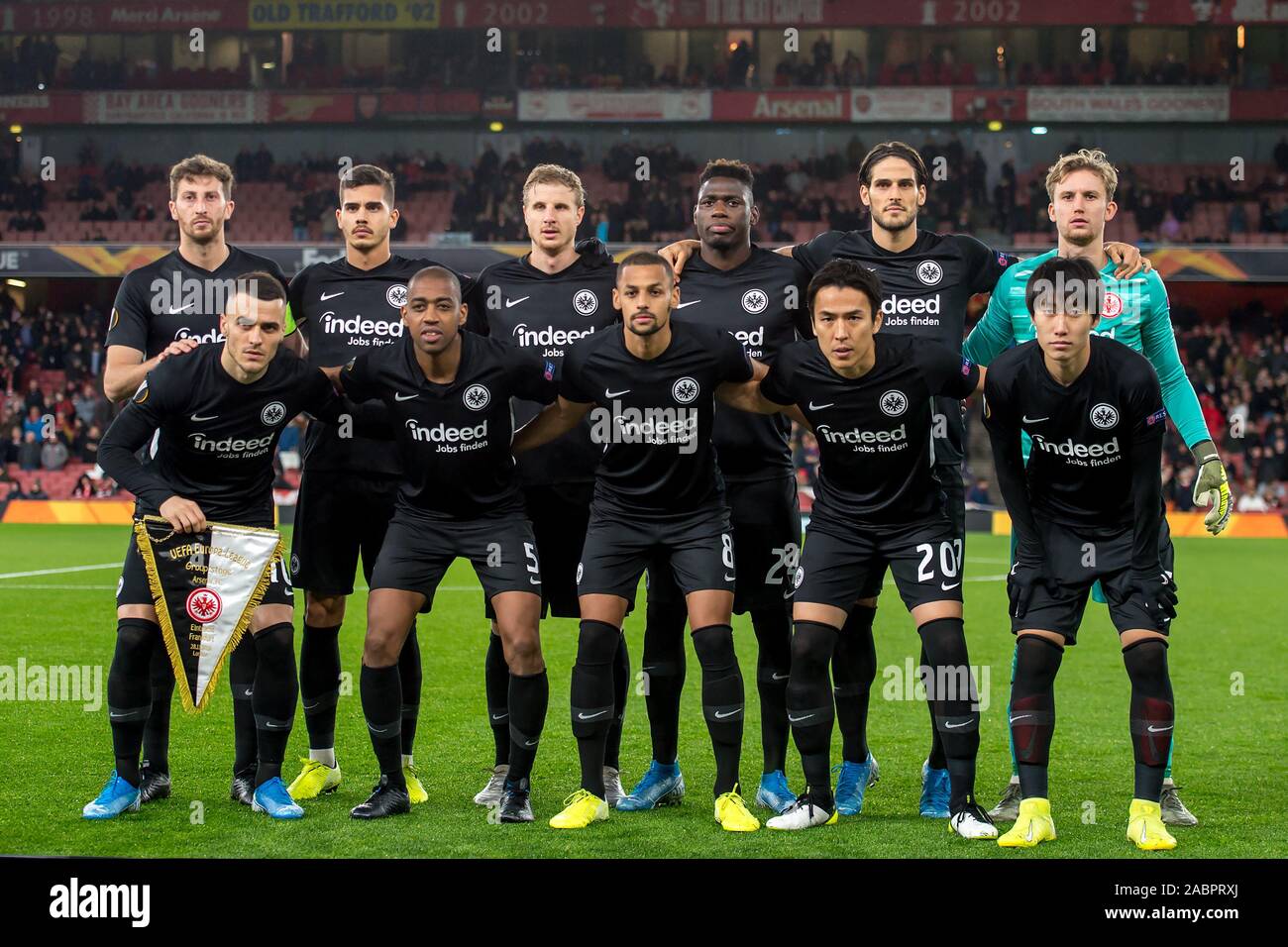 Londra, Regno Unito. 28 Nov, 2019. Eintracht Frankfurt team rappresentare per il team shot prima la UEFA Europa League group stage match tra Arsenal e Eintracht Francoforte presso l'Emirates Stadium di Londra, Inghilterra il 28 novembre 2019. Foto di Salvio Calabrese. Solo uso editoriale, è richiesta una licenza per uso commerciale. Nessun uso in scommesse, giochi o un singolo giocatore/club/league pubblicazioni. Credit: UK Sports Pics Ltd/Alamy Live News Foto Stock