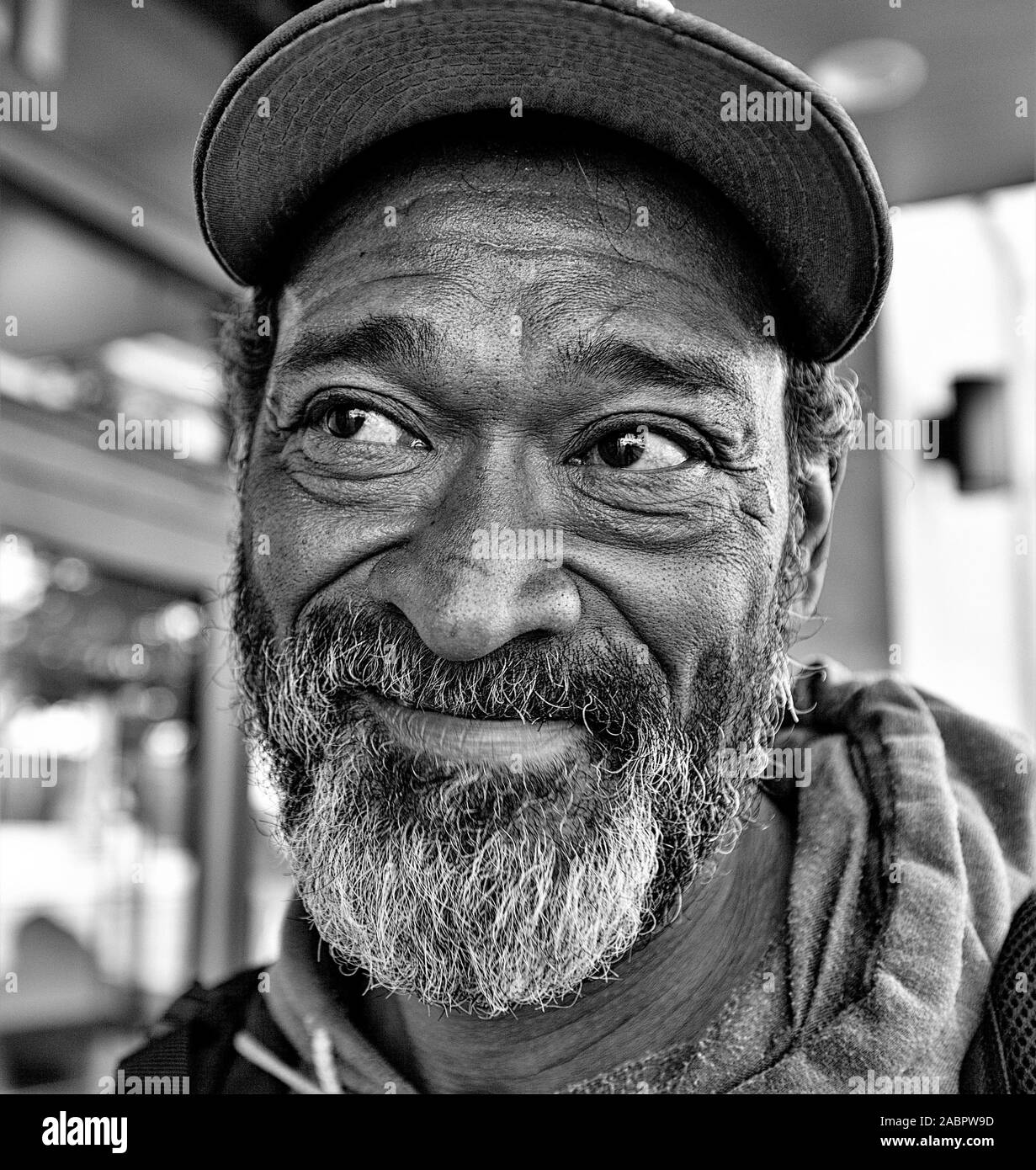 62 anno vecchio volto di un etnica uomo nero con un cappello sorridente e che vogliono la sua fotografia fatta a San Francisco Foto Stock