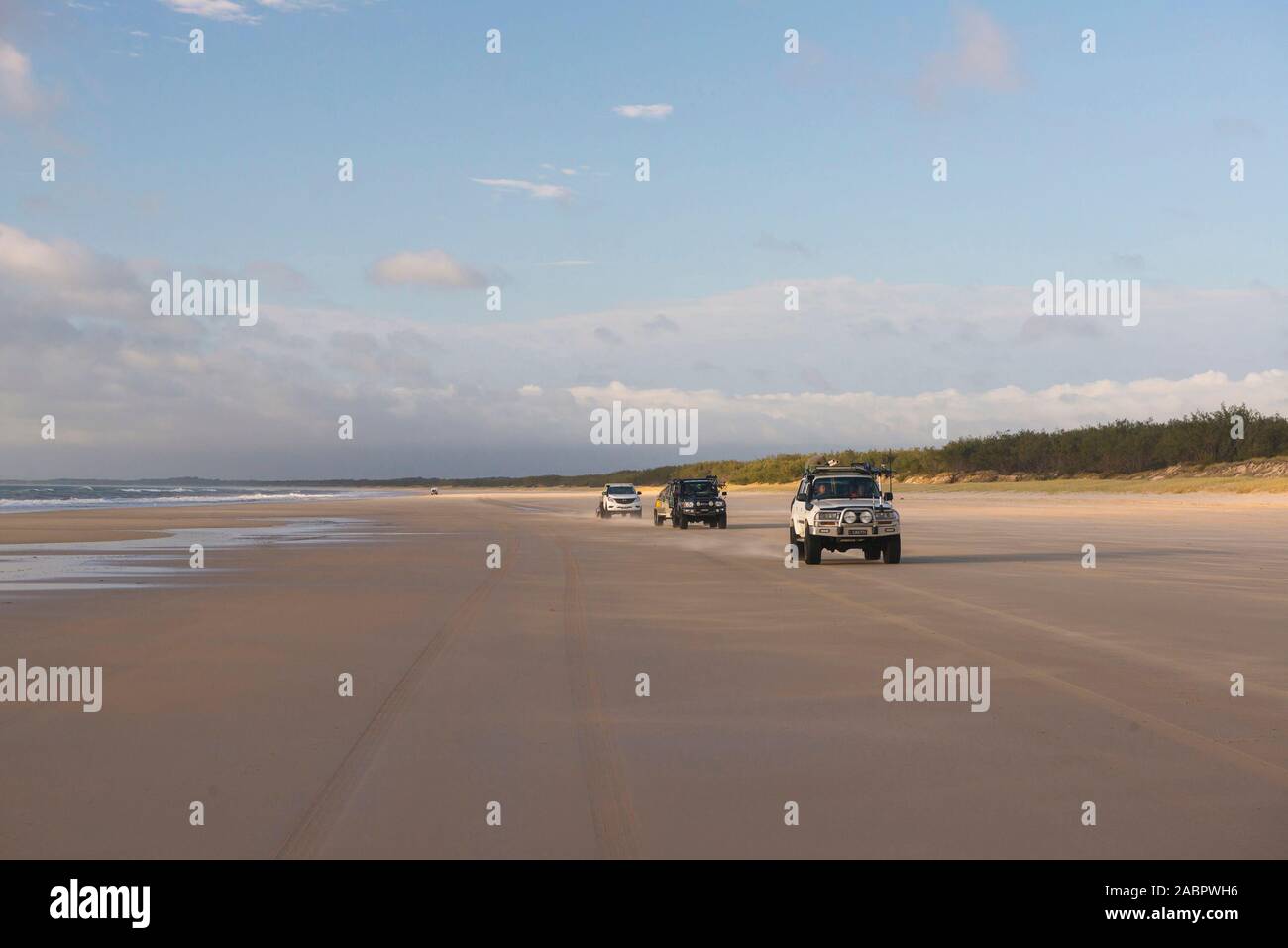 I veicoli 4WD sulla spiaggia di Eurong, parte di Seventy-Five Mile Beach. Great Sandy National Park, l'Isola di Fraser, Queensland, Australia Foto Stock