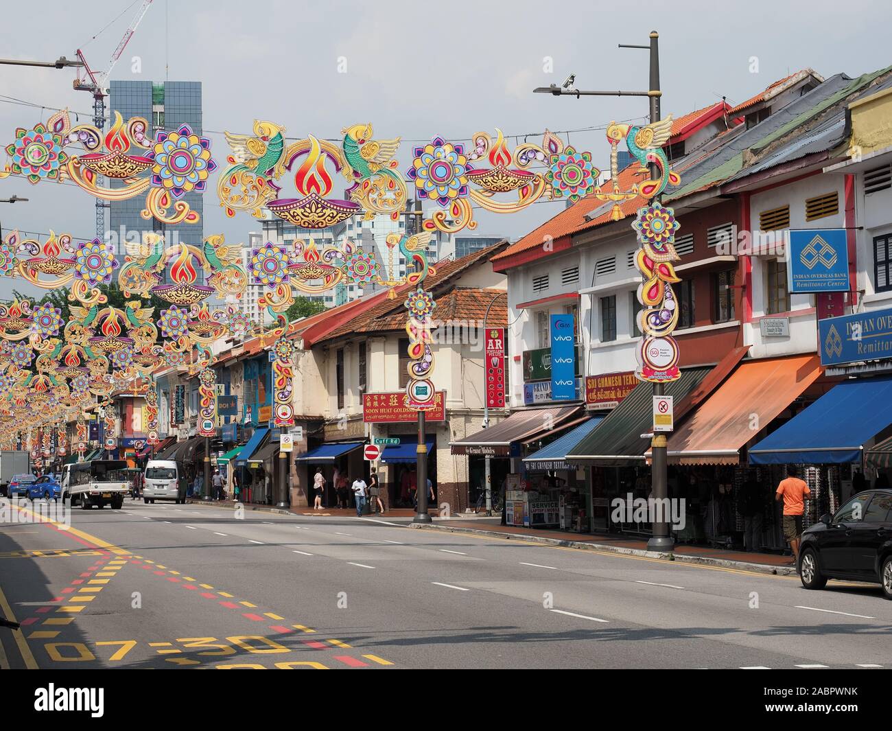 Vista guardando lungo Serangoon Road in Little India quartiere di Singapore Foto Stock
