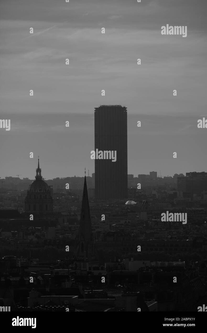 Les Invalides e la tour Montparnasse da Arc de Triomphe Foto Stock