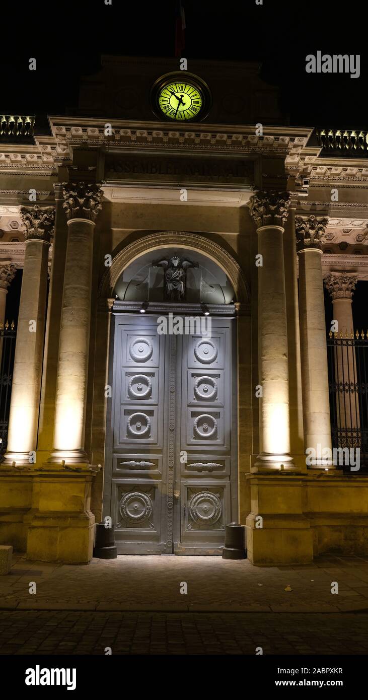 Grigia porta a Assemblée Nationale Foto Stock