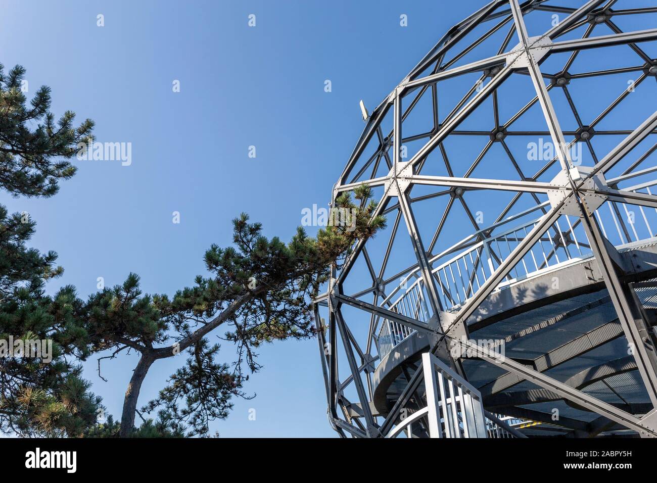 Sfera della torre di vedetta in Balatonboglar, Ungheria su una giornata autunnale. Foto Stock