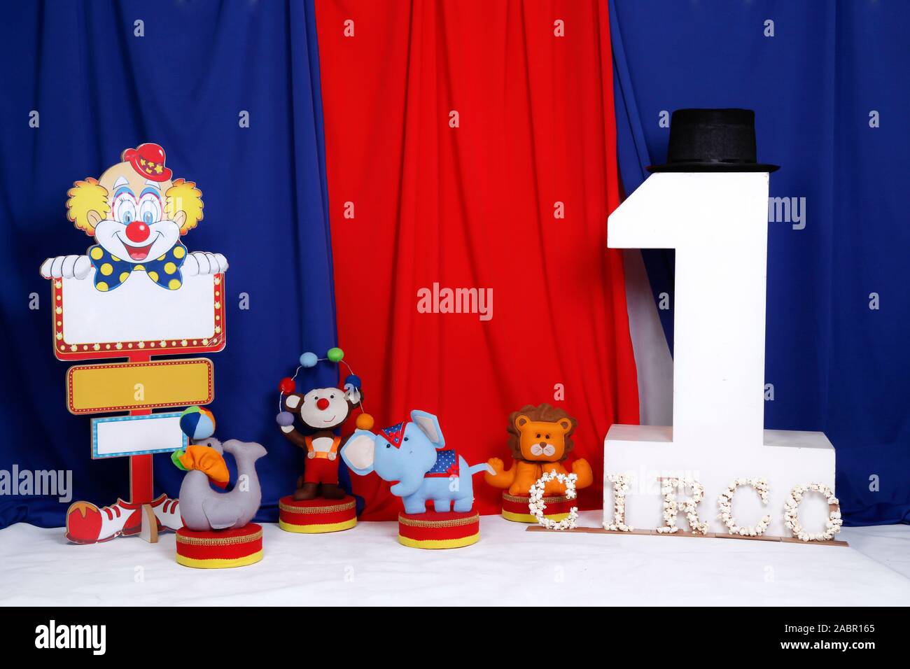 Colorato circus decorazione con caratteri per un anno compleanno - circus scenario - un anno di anniversario Foto Stock