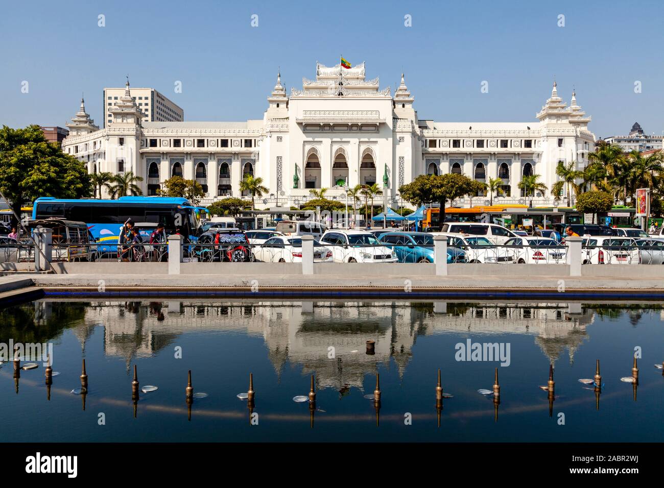 Maha Bandula Park e Yangon City Hall di Yangon, Myanmar. Foto Stock