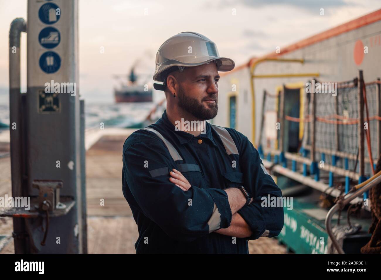 Marine ufficiale di coperta o di primo ufficiale di coperta sul ponte della nave in mare aperto o nave Foto Stock