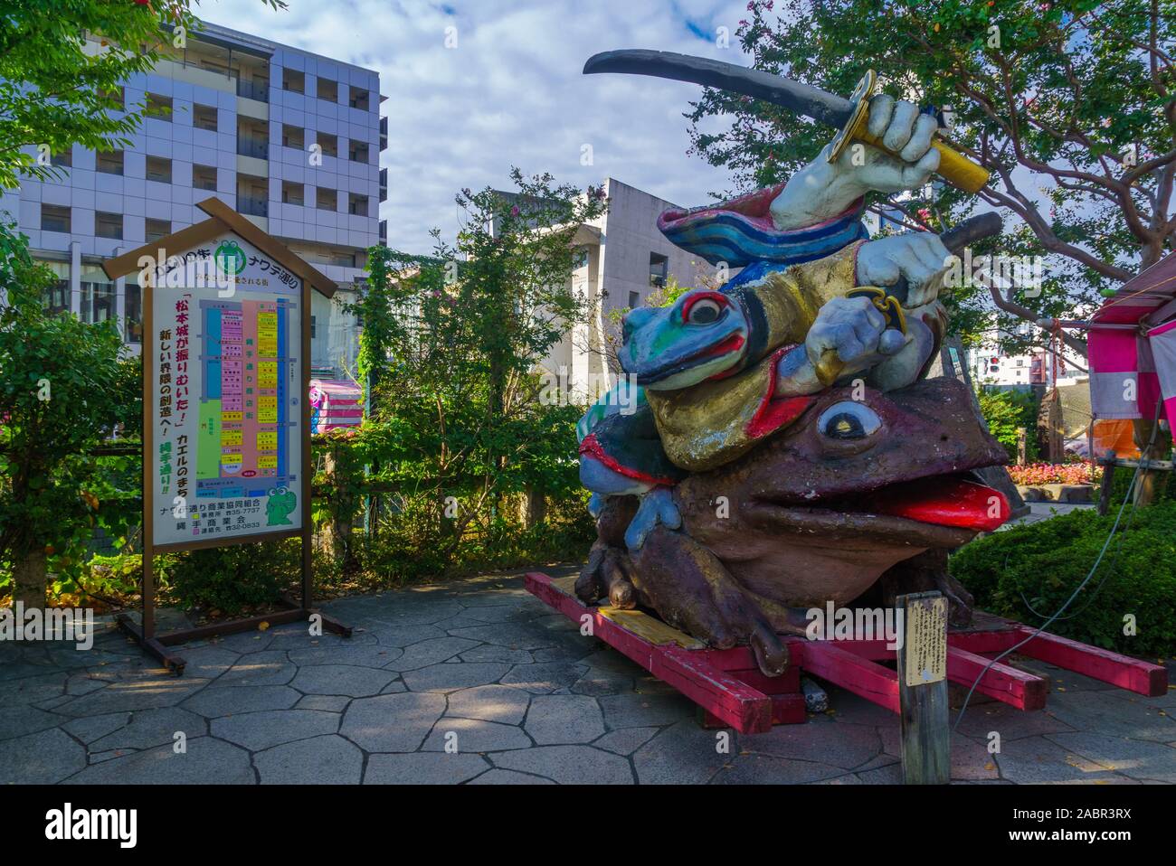 Matsumoto, Giappone - 2 Ottobre 2019: Rana simbolica la figura, nello storico quartiere Nakamachi, a Matsumoto, Giappone Foto Stock