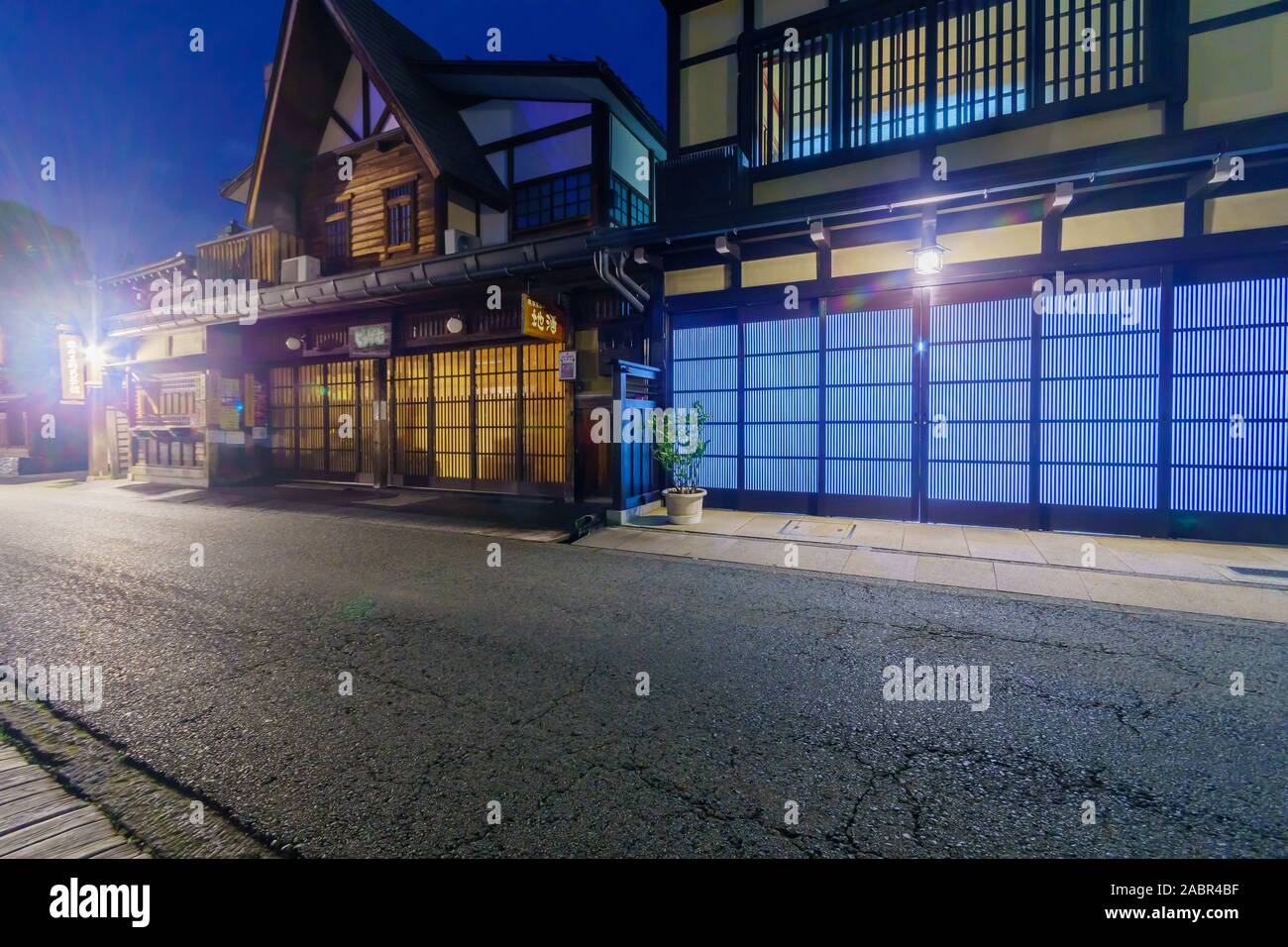 Takayama, Giappone - 2 Ottobre 2019: vista notturna di case tradizionali giapponesi nella vecchia cittadina di Takayama, Giappone Foto Stock