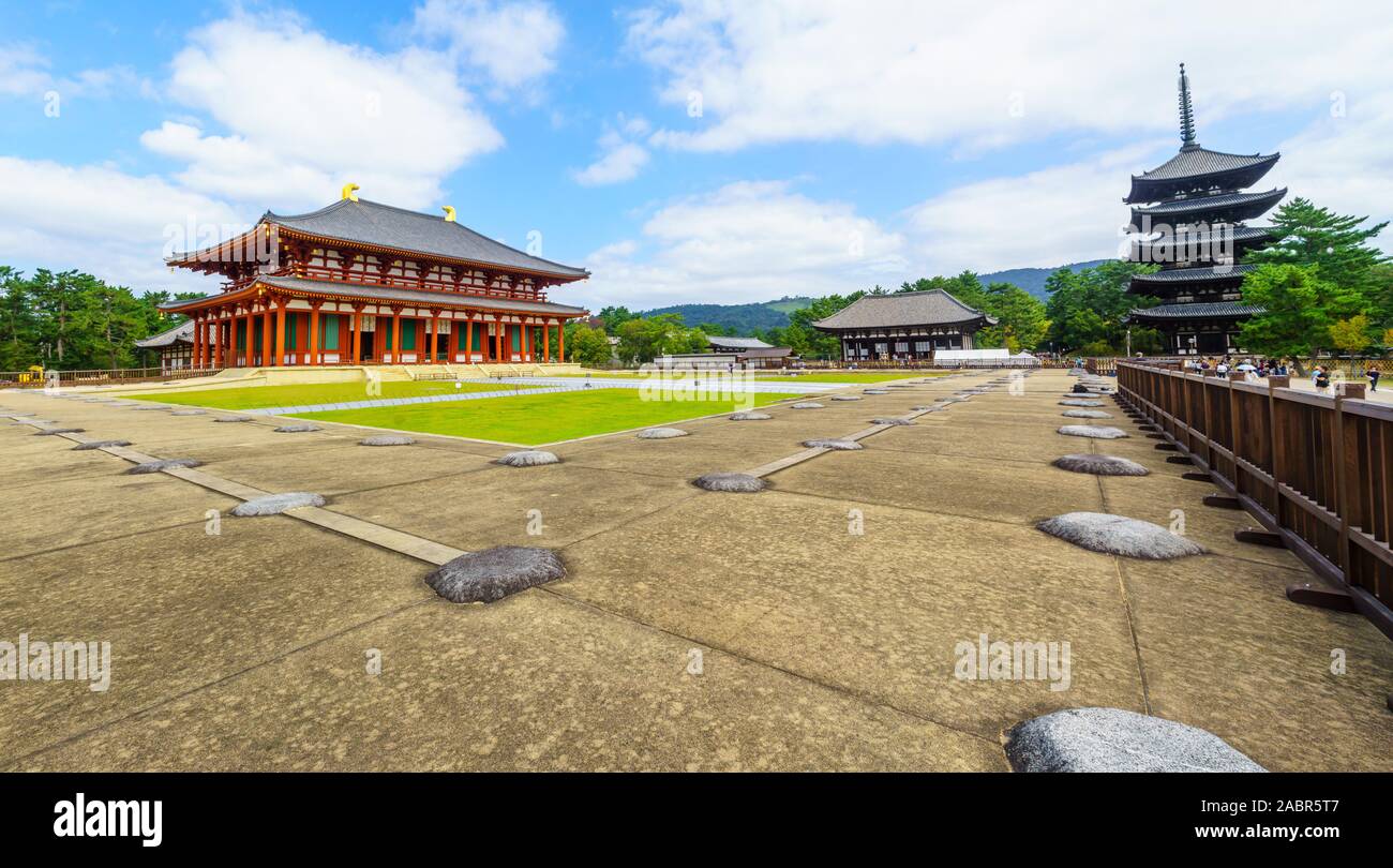 Nara, Giappone - 5 Ottobre 2019: vista del CHU-kondo (Central Golden Hall), da kondo (Est Golden Hall) e cinque piani pagoda a Kofukuji, con vis Foto Stock