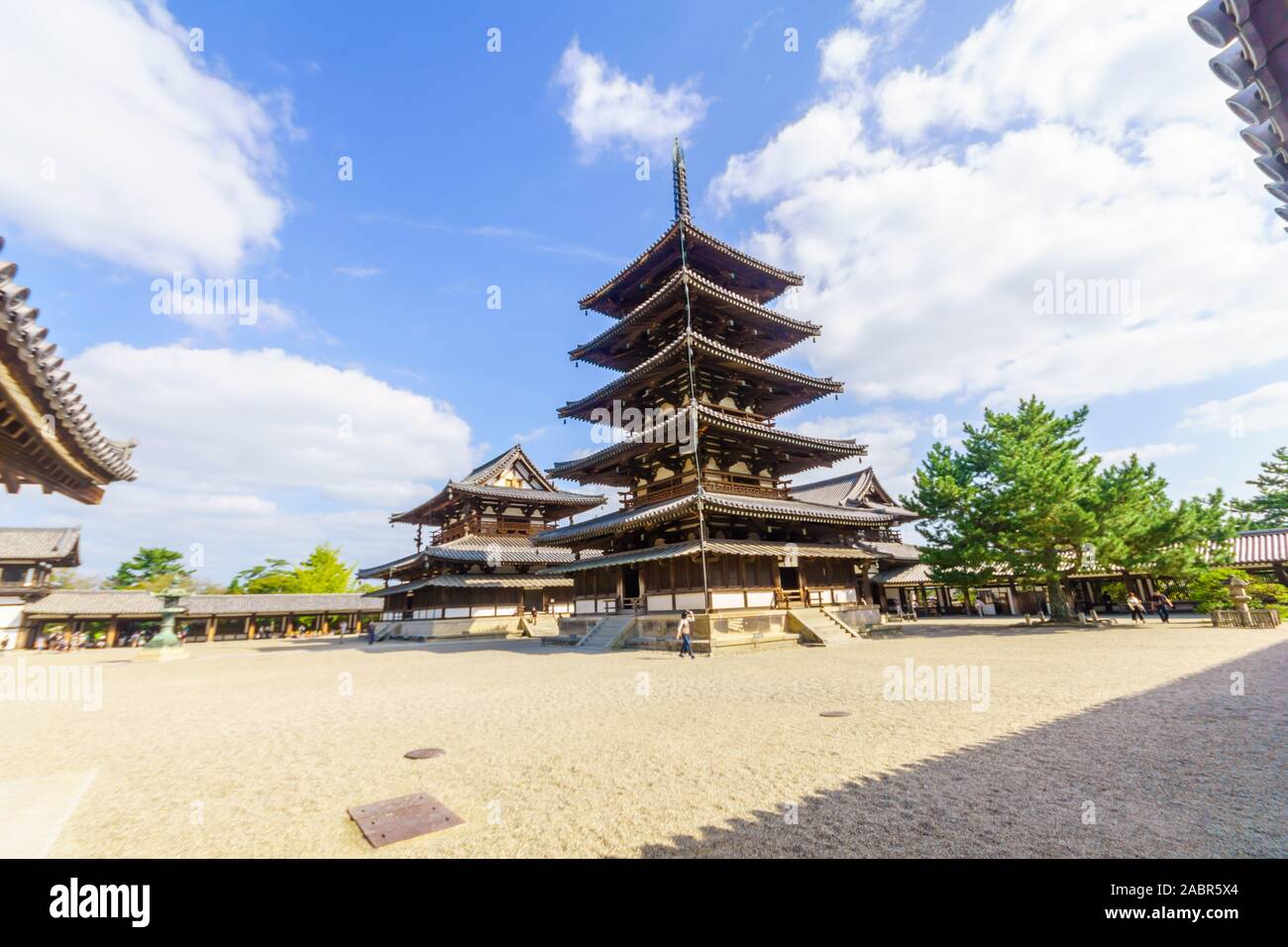 Ikaruga, Giappone - 5 Ottobre 2019: vista del Tempio di Horyu-ji il composto e pagoda, con visitatori, è un tempio buddista nel Ikaruga, Prefettura di Nara, Giappone Foto Stock