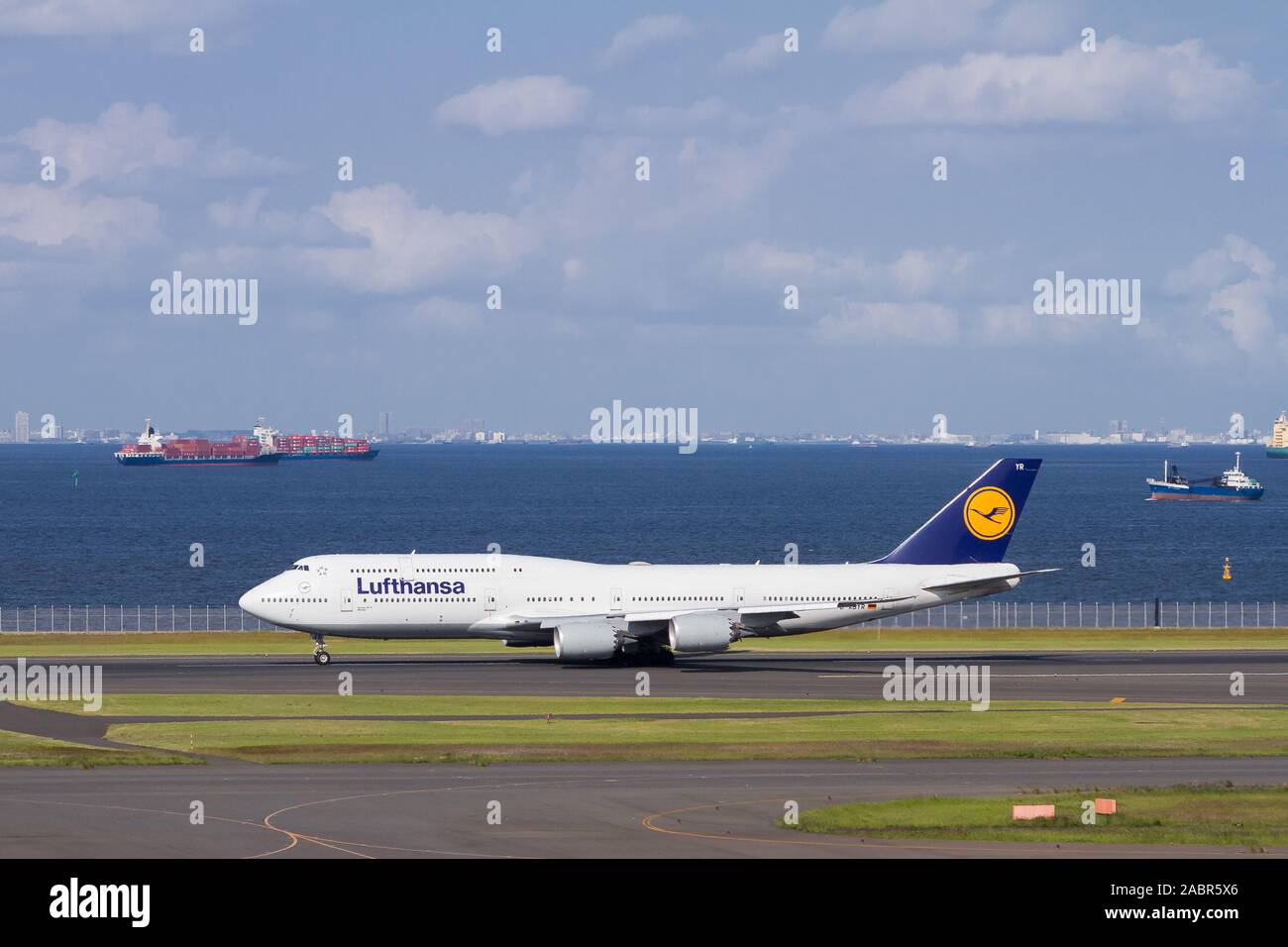 A Lufthansa Boeing 747-830 Jumbo Jet all'aeroporto Haneda di Tokyo, Giappone. Foto Stock