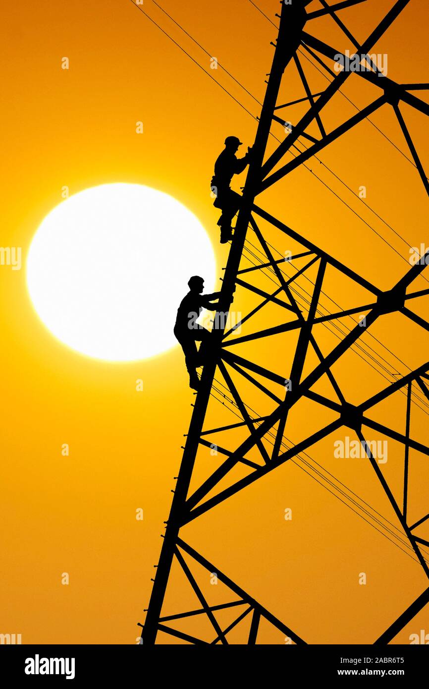 Elektriker reparieren Stromleitung am Strommast Foto Stock
