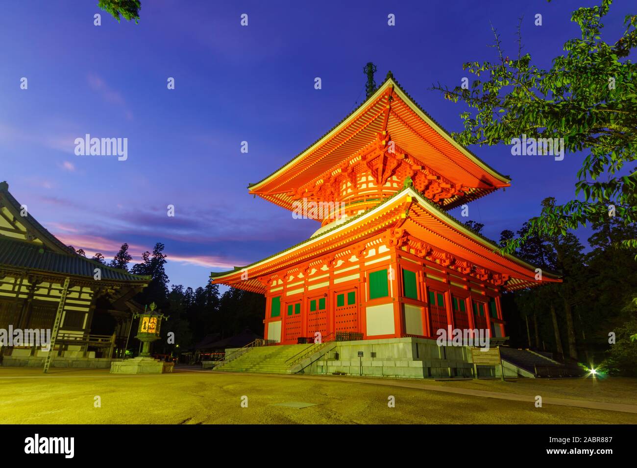 Koyasan, Giappone - 7 Ottobre 2019: vista serale del Danjo Garan sacro tempio complesso, con il Konpon Daito (grande pagoda), in Mount Koya (Koyasan) Foto Stock