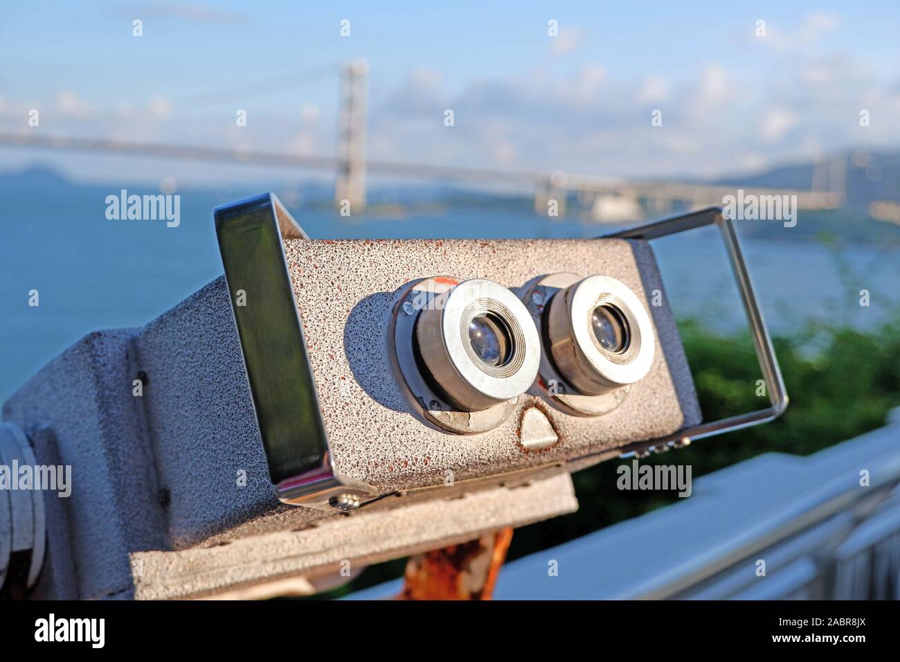 L'outdoor sightseeing telescopio con apparecchiature cityscape sfondo Foto Stock