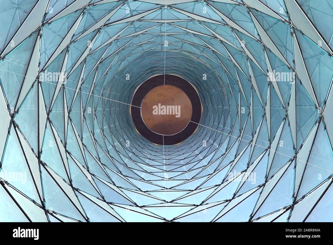L'interno modello geometrico della costruzione di lampada fixutre nella lobby Foto Stock