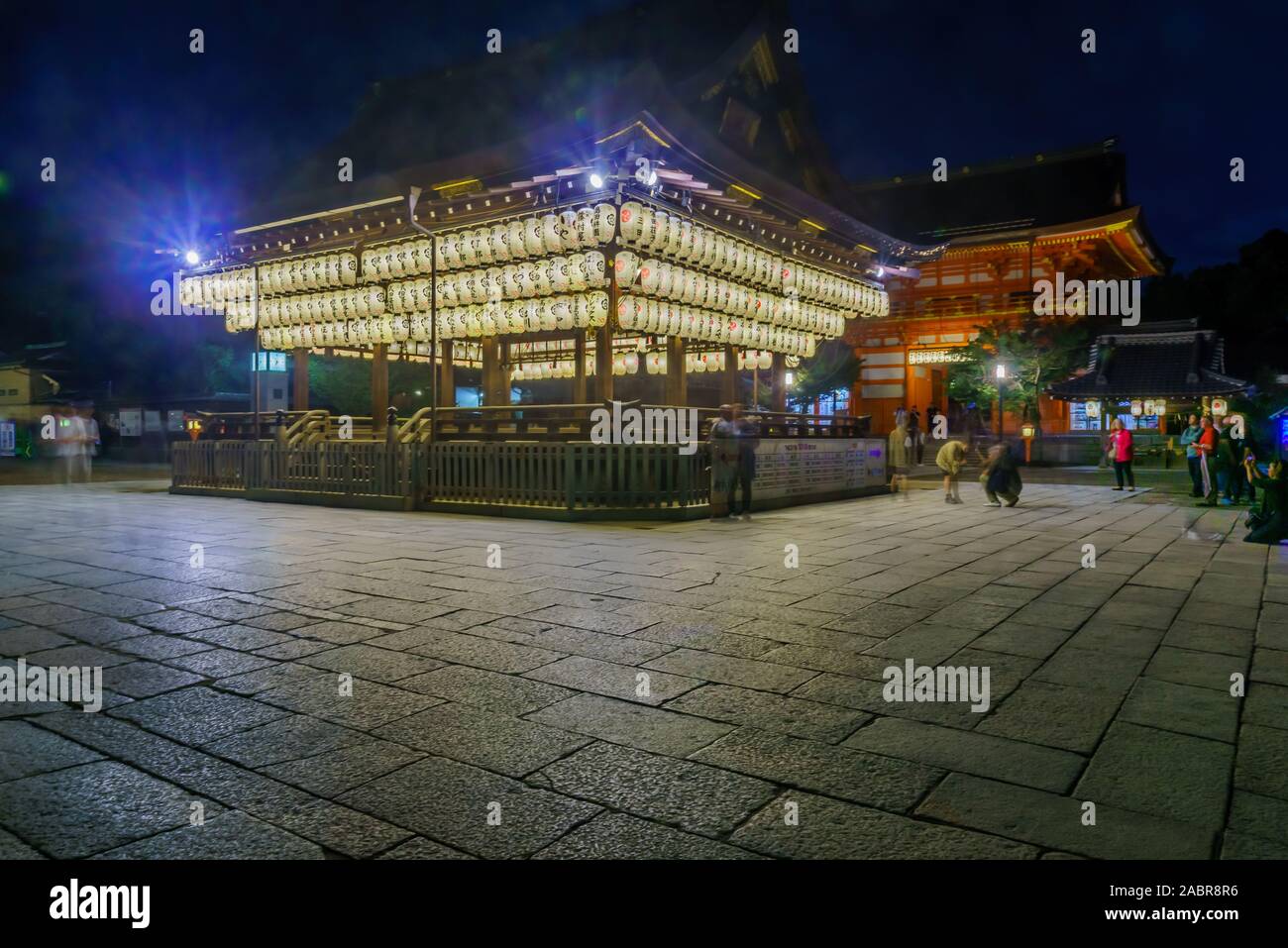 Kyoto, Giappone - 8 Ottobre 2019: vista notturna della Maidono del santuario Yasaka, con visitatori a Kyoto, in Giappone Foto Stock