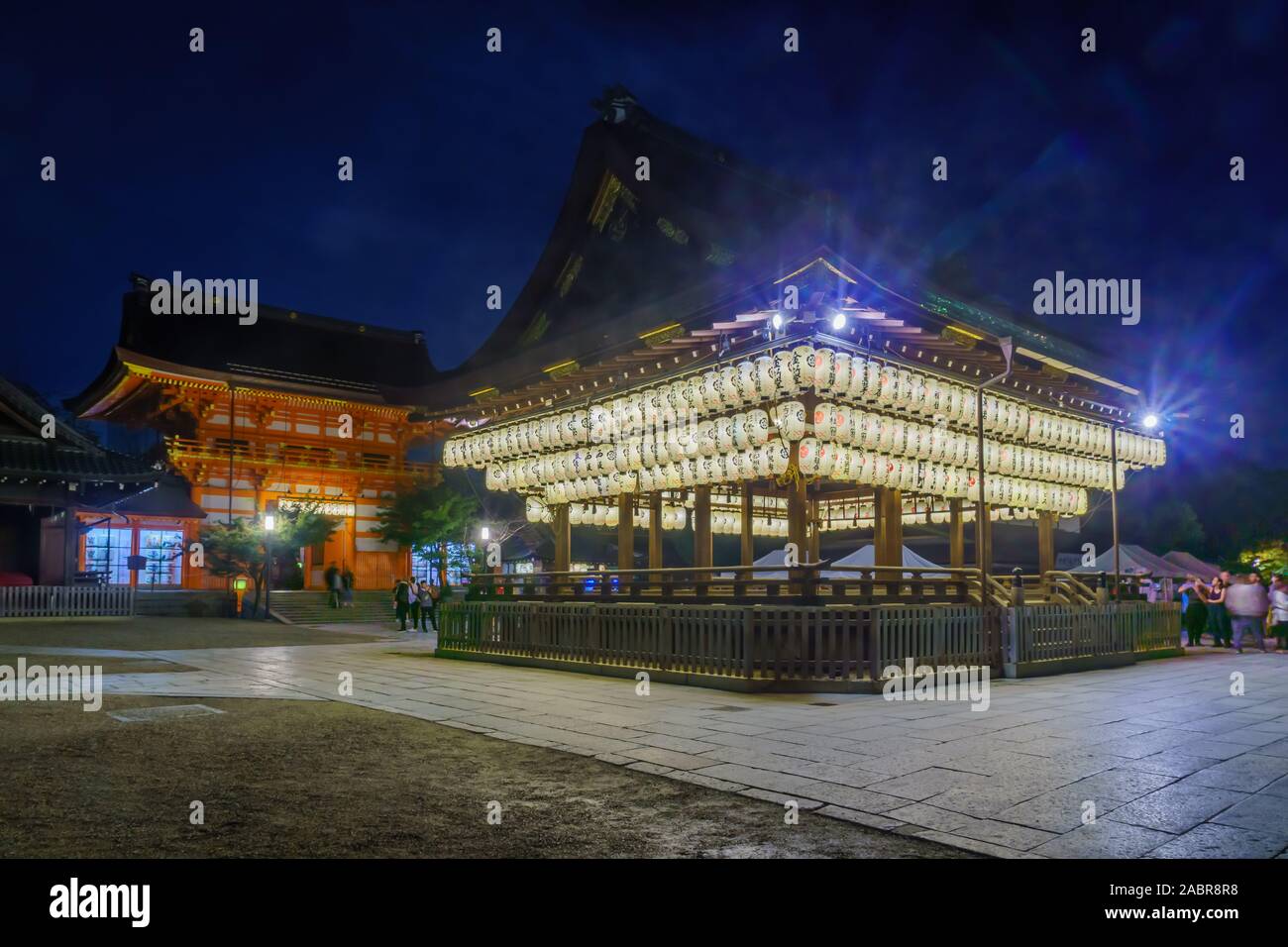 Kyoto, Giappone - 8 Ottobre 2019: vista notturna della Maidono del santuario Yasaka, con visitatori a Kyoto, in Giappone Foto Stock