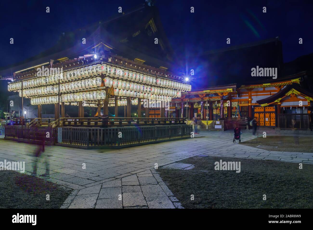 Kyoto, Giappone - 8 Ottobre 2019: vista notturna della Maidono del santuario Yasaka, con visitatori a Kyoto, in Giappone Foto Stock