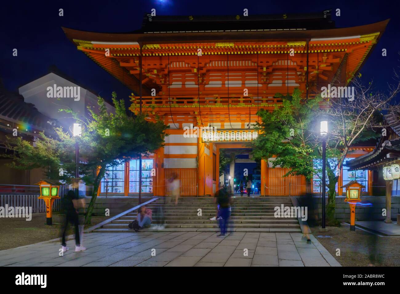 Kyoto, Giappone - 8 Ottobre 2019: vista notturna del cancello principale del santuario Yasaka, con visitatori a Kyoto, in Giappone Foto Stock