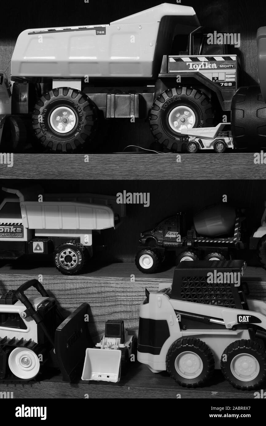 Toy costruzione veicoli memorizzati su un ripiano Foto Stock
