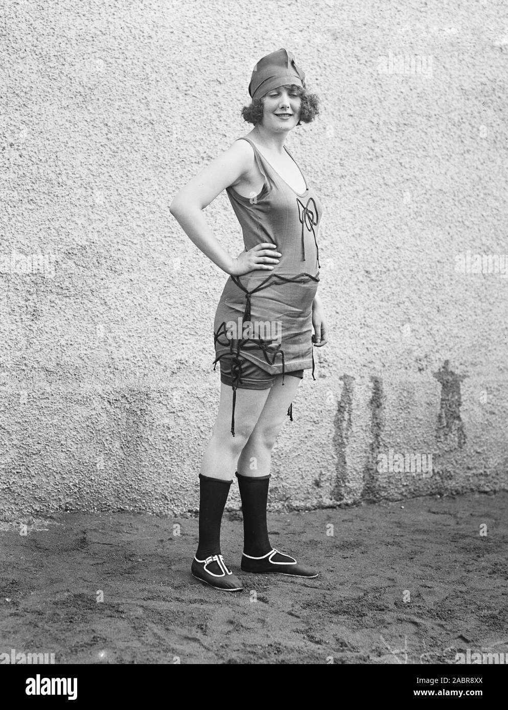 Donna che indossa un costume da bagno ca. 1922 Foto Stock