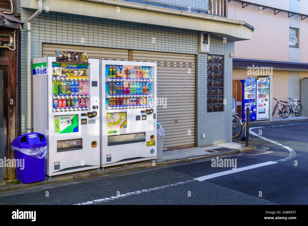 Kyoto, Giappone - 9 Ottobre 2019: tipico street view con distributori automatici a Kyoto, in Giappone Foto Stock