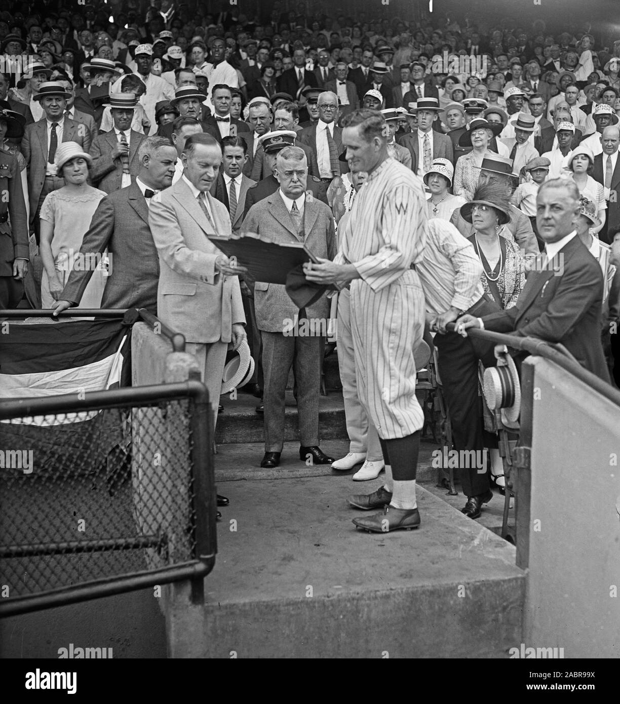 Calvin Coolidge e Walter Johnson in stand; Washington baseball ca. 1925 Foto Stock