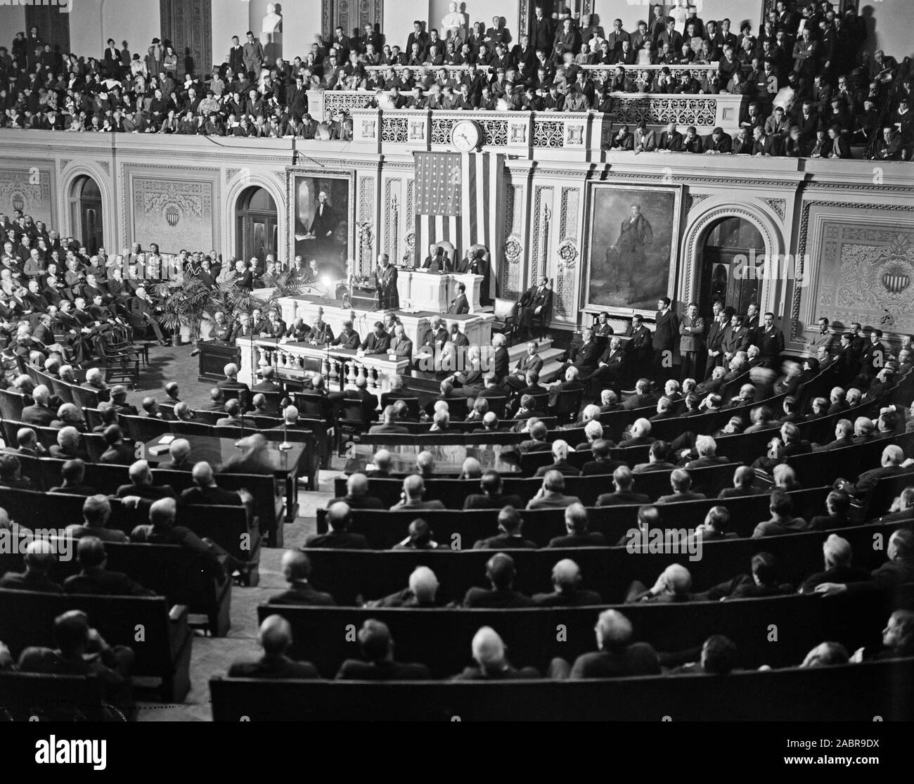 Il presidente Franklin Roosevelt indirizzi sessione notturna del congresso ca. 1935 o 1936. Foto Stock