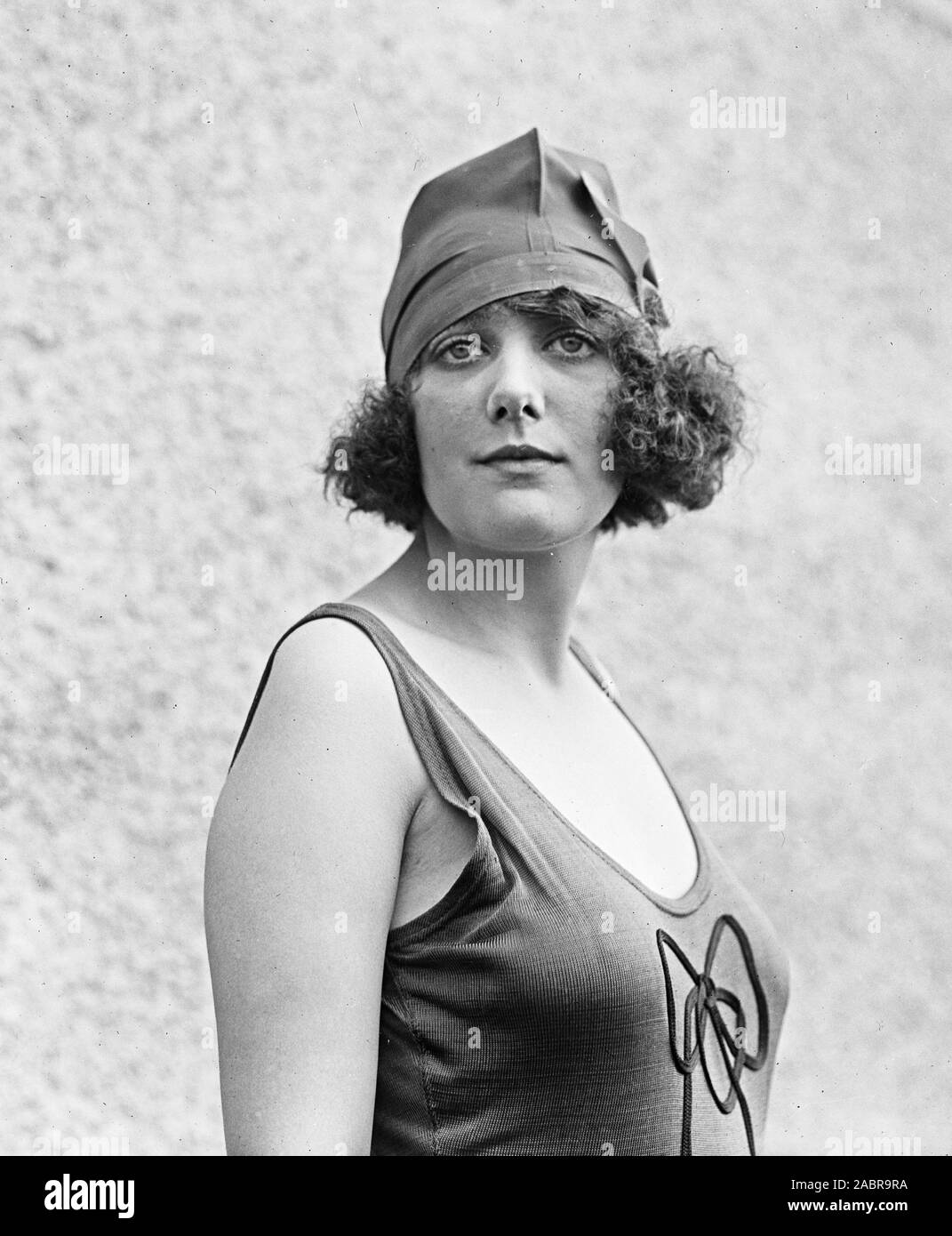Donna che indossa un costume da bagno ca. 1922 Foto Stock